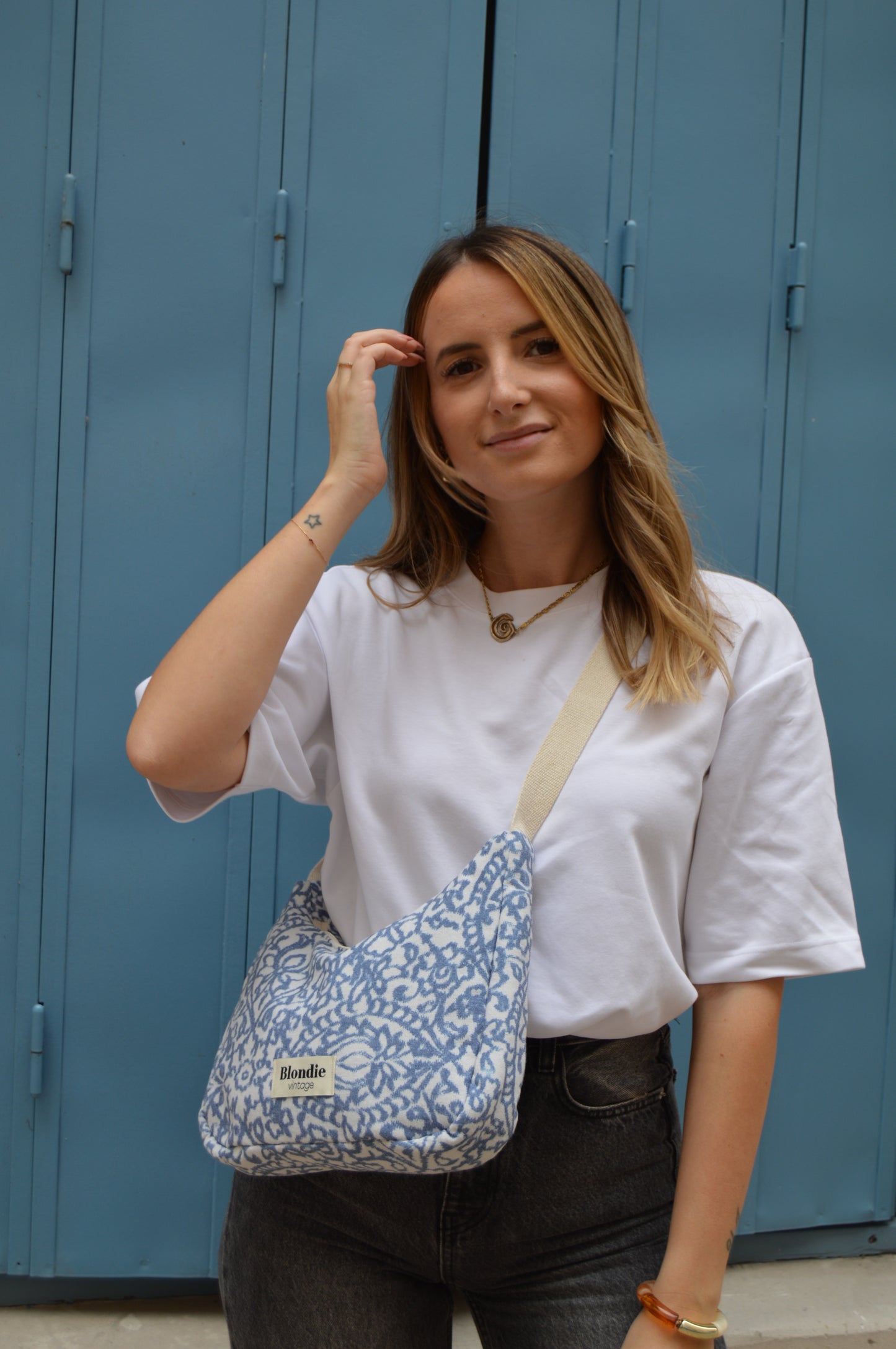 Sac crossbody motif bleu fabriqué à partir de tissus vintage mode durable mode responsable fabriqué à la main