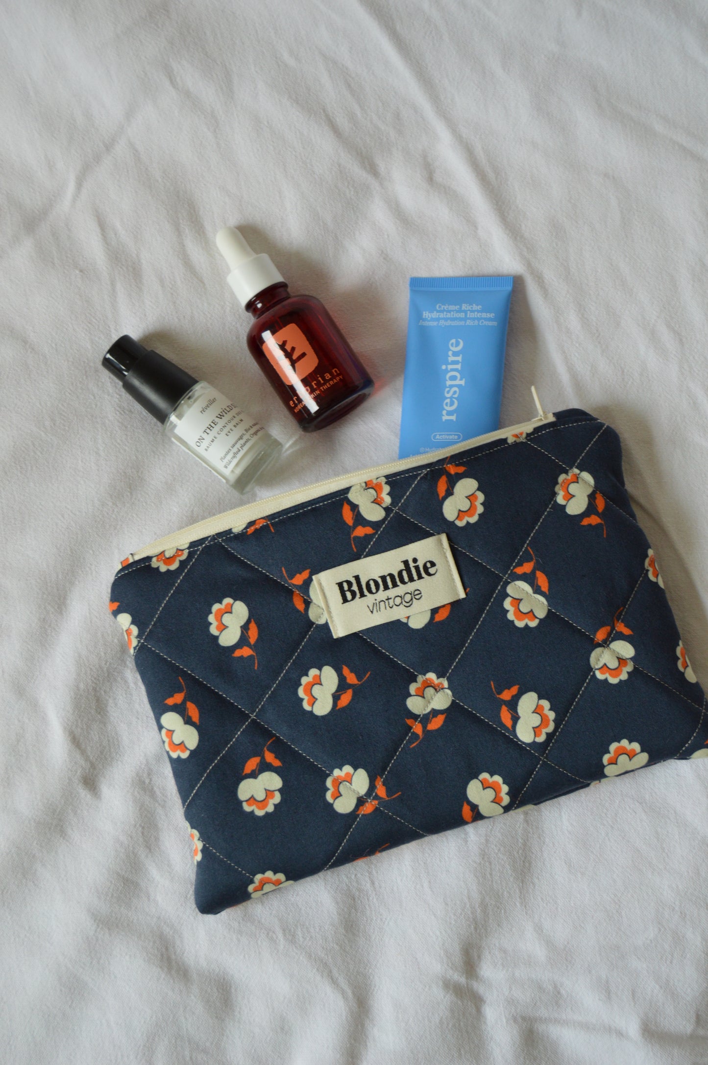 Pochette fleurie bleu fabriqué à partir de tissus vintage mode durable mode responsable fabriqué à la main