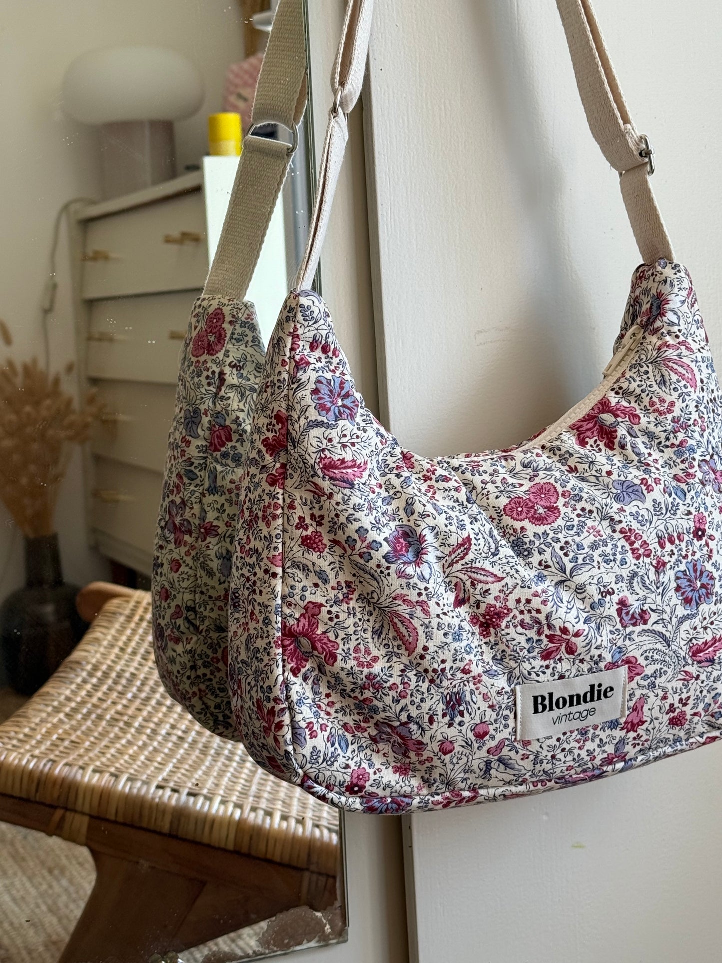 Sac crossbody fleuri rose fabriqué à partir de tissus vintage mode durable mode responsable fabriqué à la main