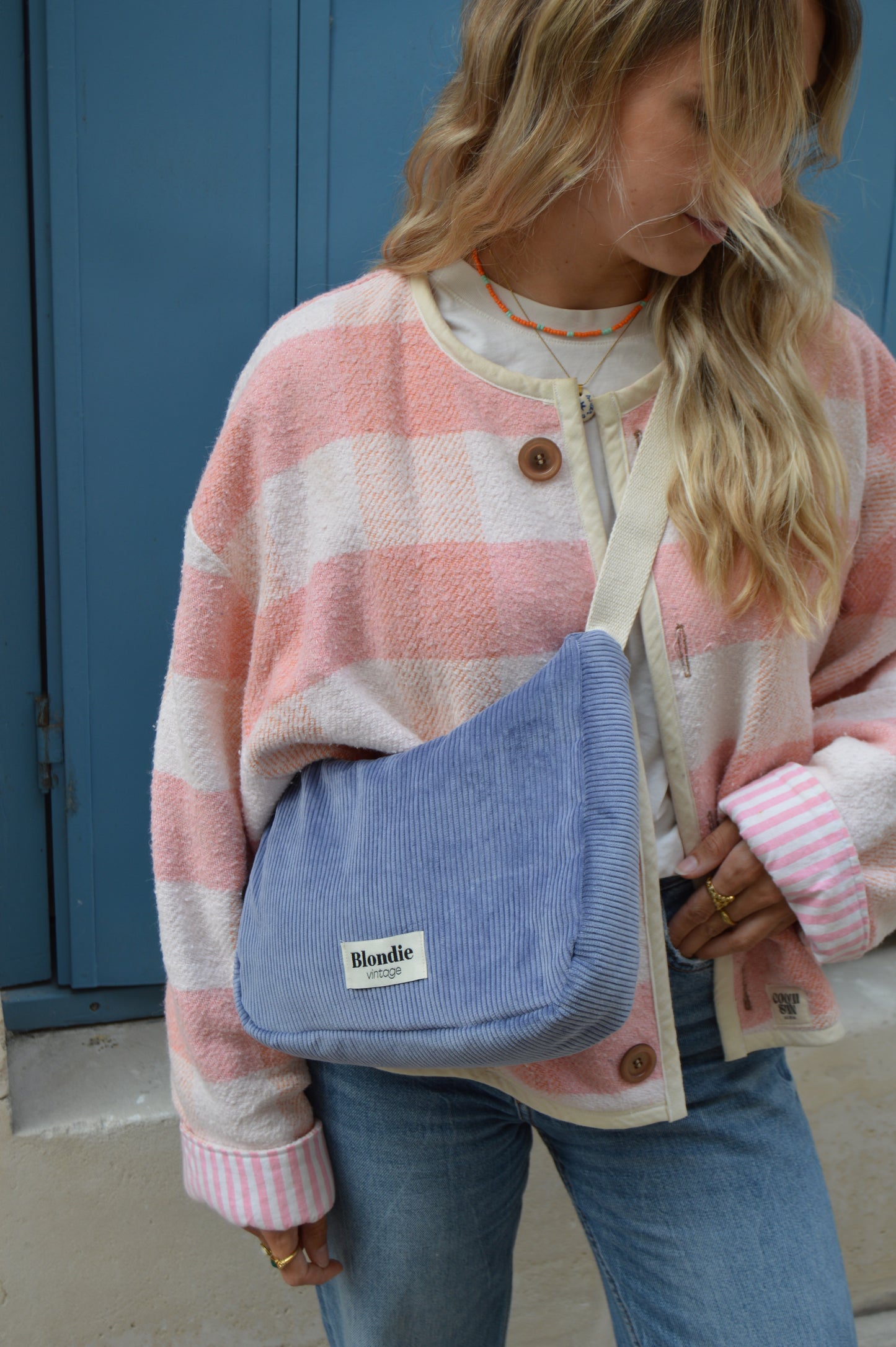 Sac crossbody velours bleu fabriqué à partir de tissus vintage mode durable mode responsable fabriqué à la main