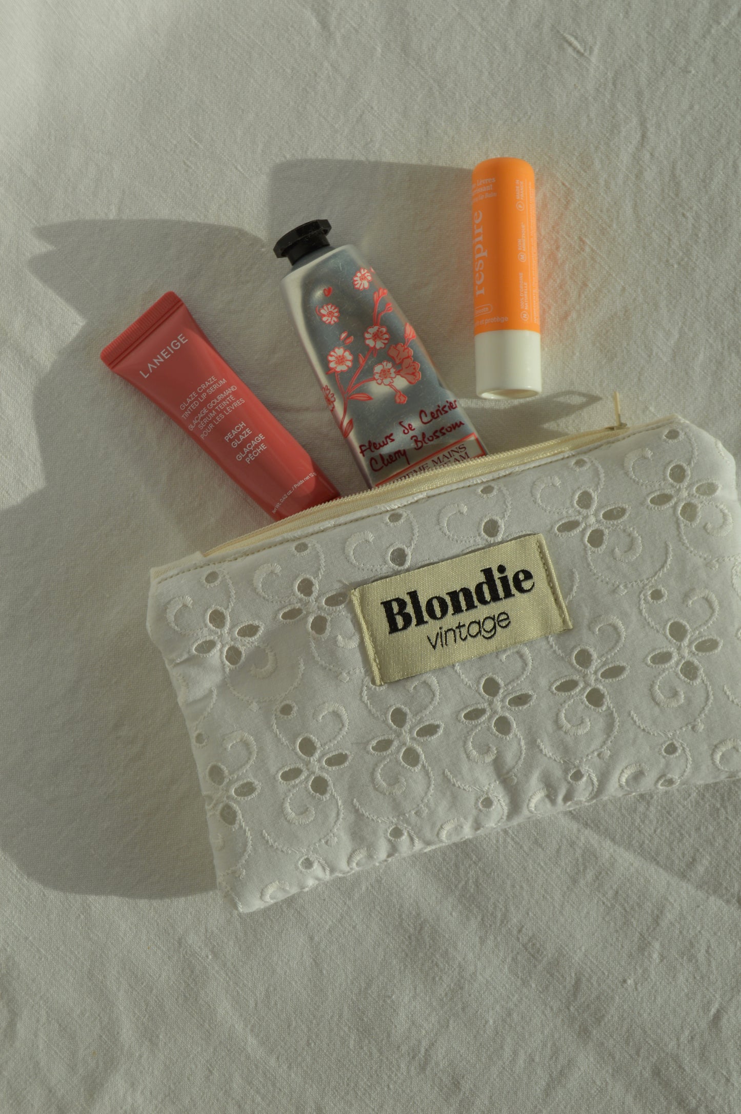 Mini Pochette broderie anglaise fabriqué à partir de tissus vintage mode durable mode responsable fabriqué à la main