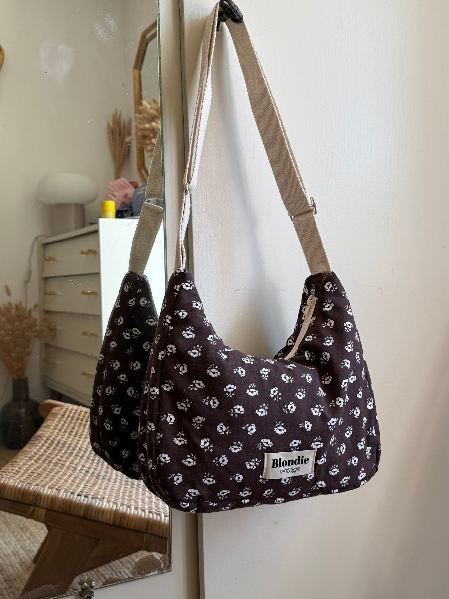 Sac crossbody fleuri marron fabriqué à partir de tissus vintage mode durable mode responsable fabriqué à la main