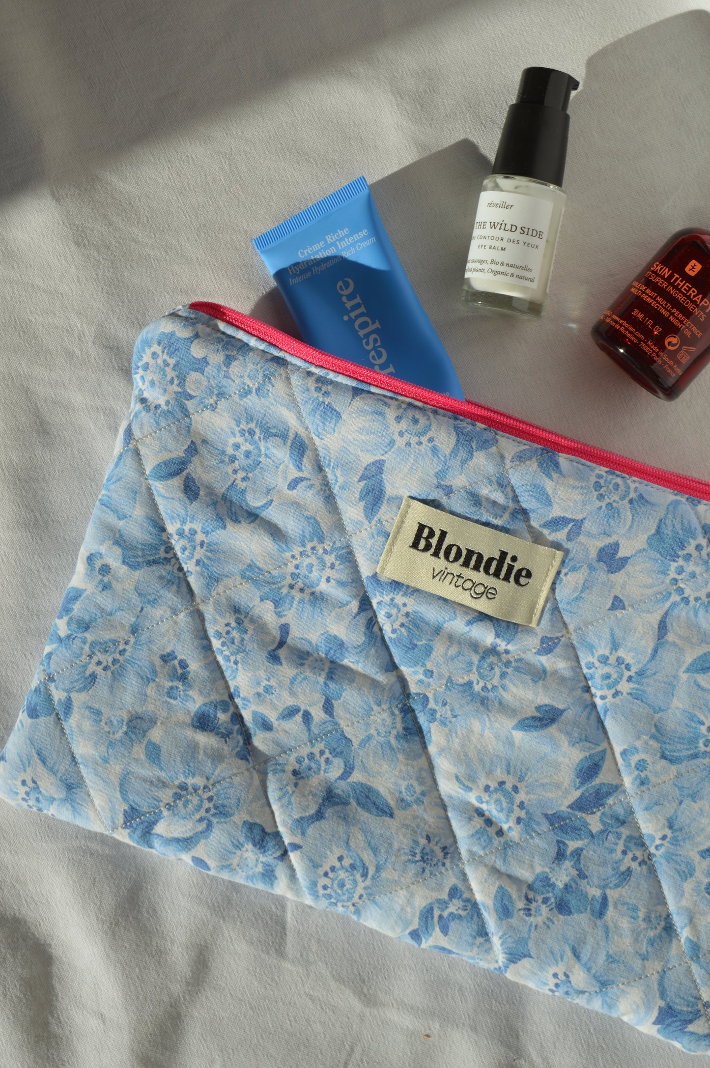 Pochette fleurs bleu fabriqué à partir de taie de tissus vintage mode durable mode responsable fabriqué à la main