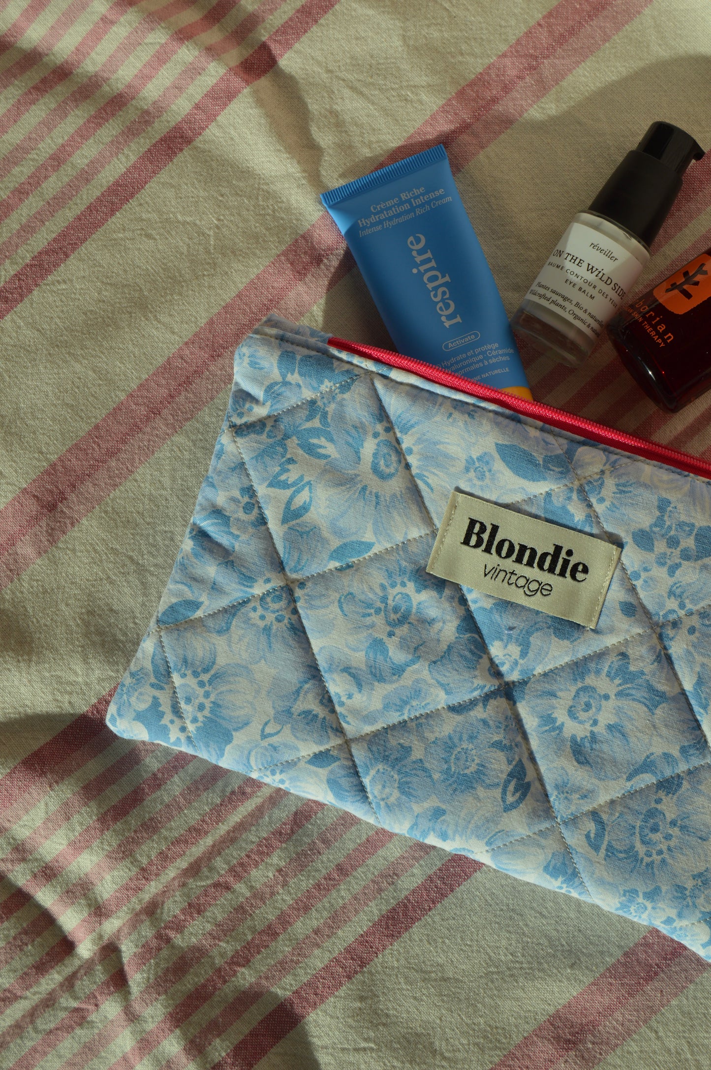 Pochette fleurie bleu fabriqué à partir de taie de tissus vintage mode durable mode responsable fabriqué à la main