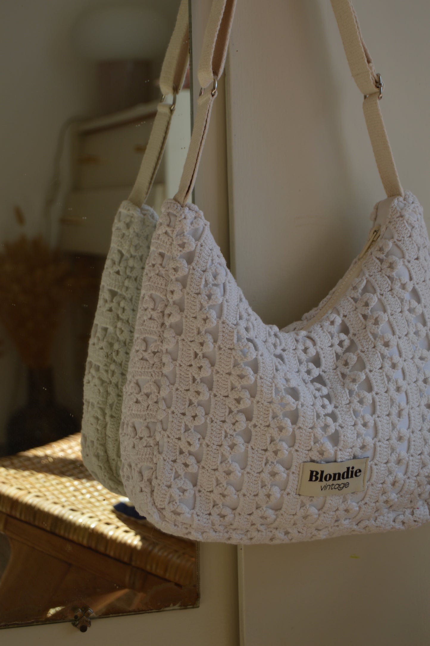 Sac crossbody en crochet fabriqué à partir de tissus vintage mode durable mode responsable fabriqué à la main