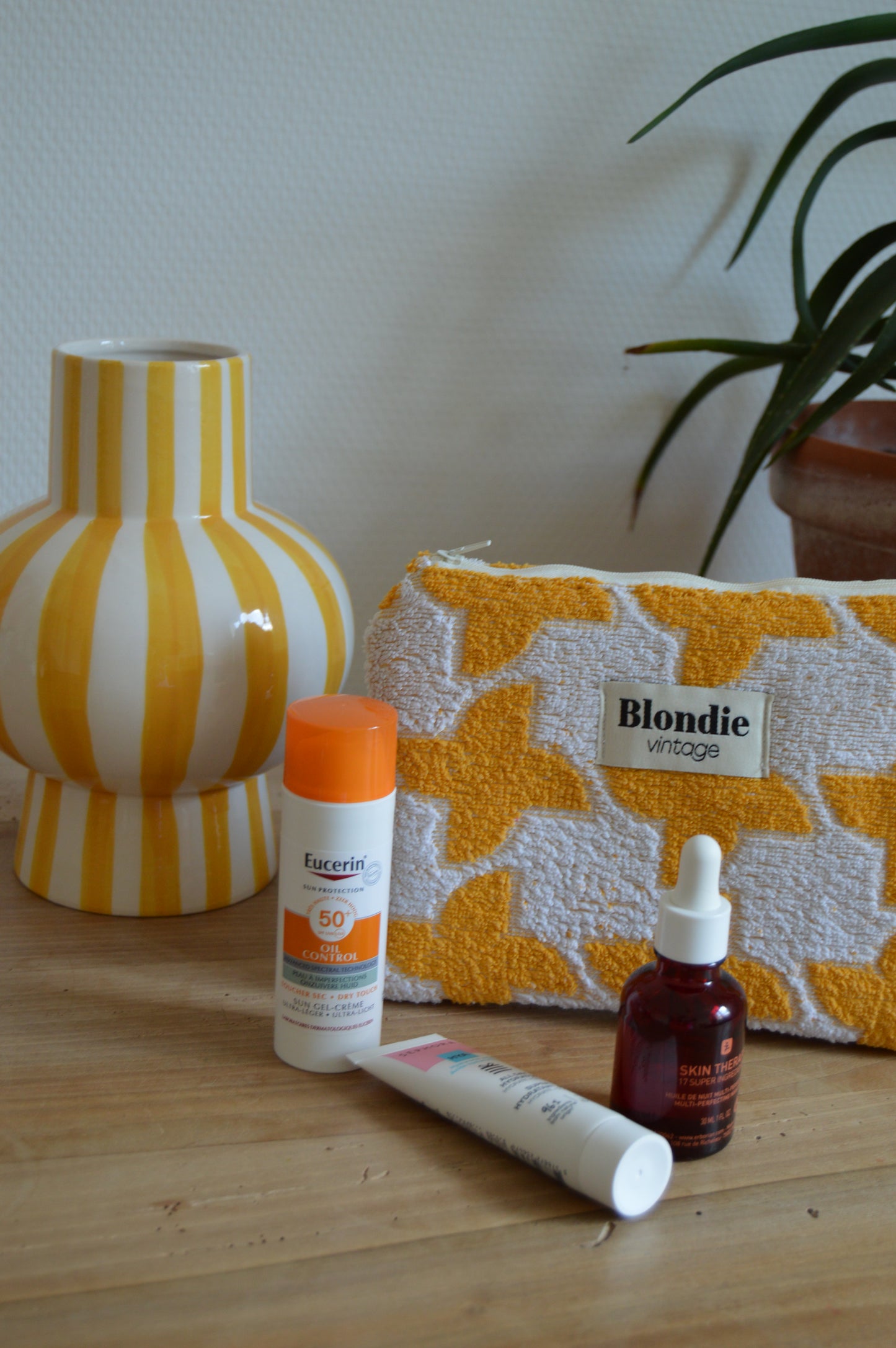 Pochette orange en éponge fabriqué à partir de tissus vintage upcycling mode durable et responsable