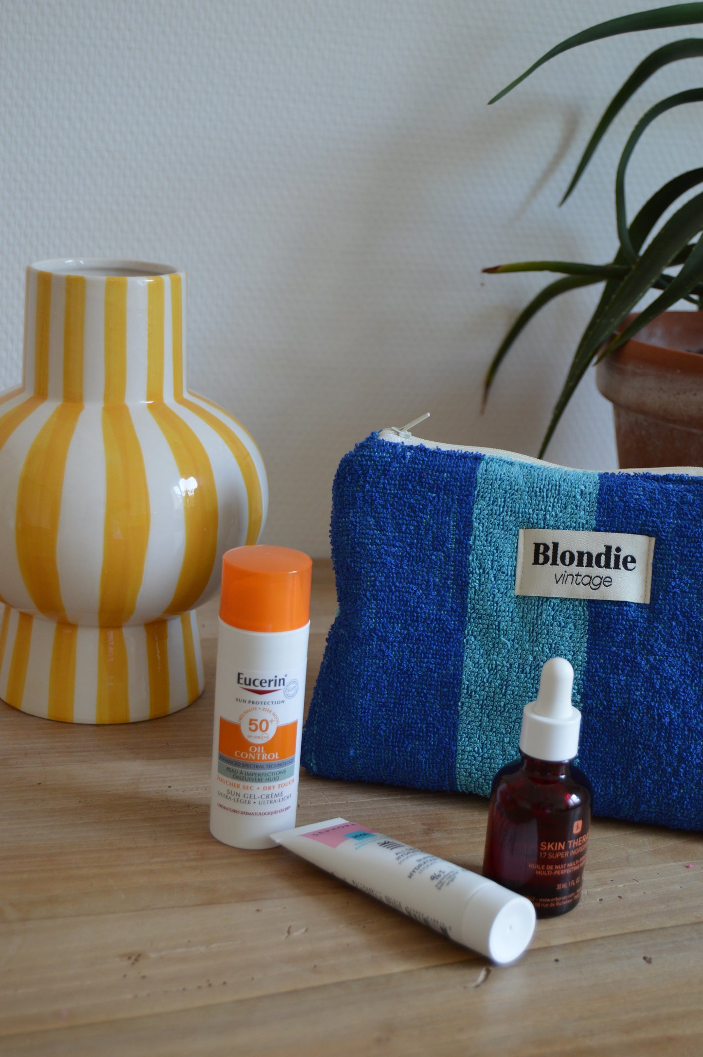 Pochette rayé bleu en éponge fabriqué à partir de tissus vintage upcycling mode durable et responsable