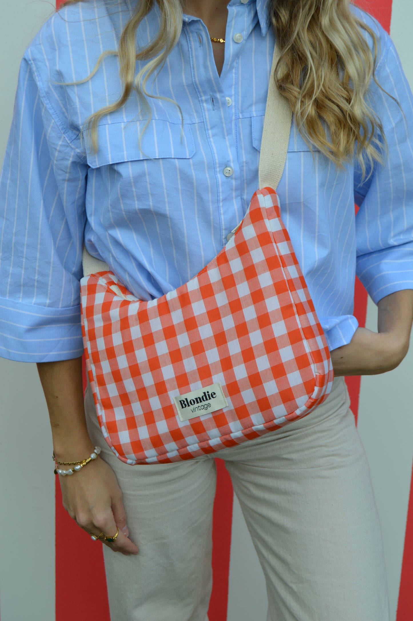 Sac à main bandoulière en tissu vichy orange et blanc, confectionné en France à partir de tissu vintage revalorisé.
