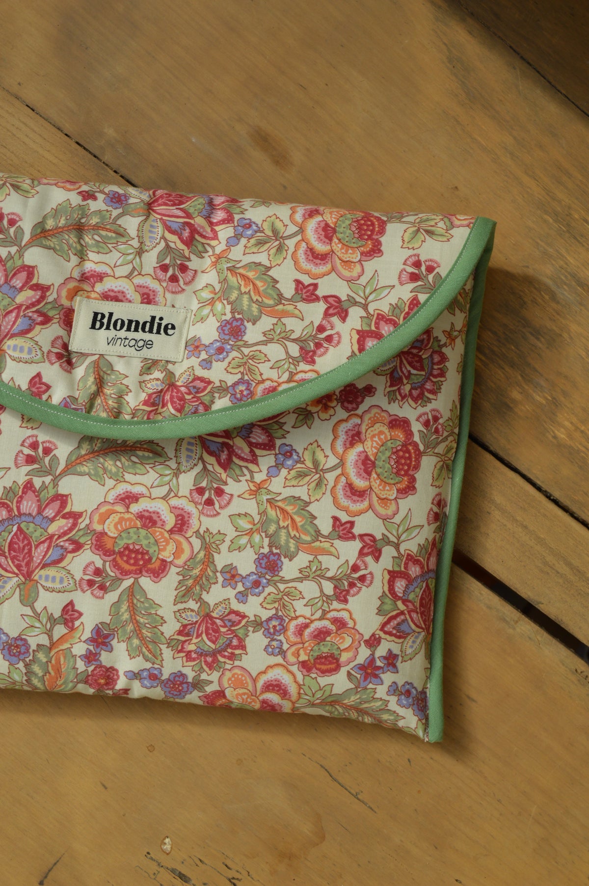 Housse ordinateur fleurie fabriquée à partir de tissus vintage à la main avec biais coloré