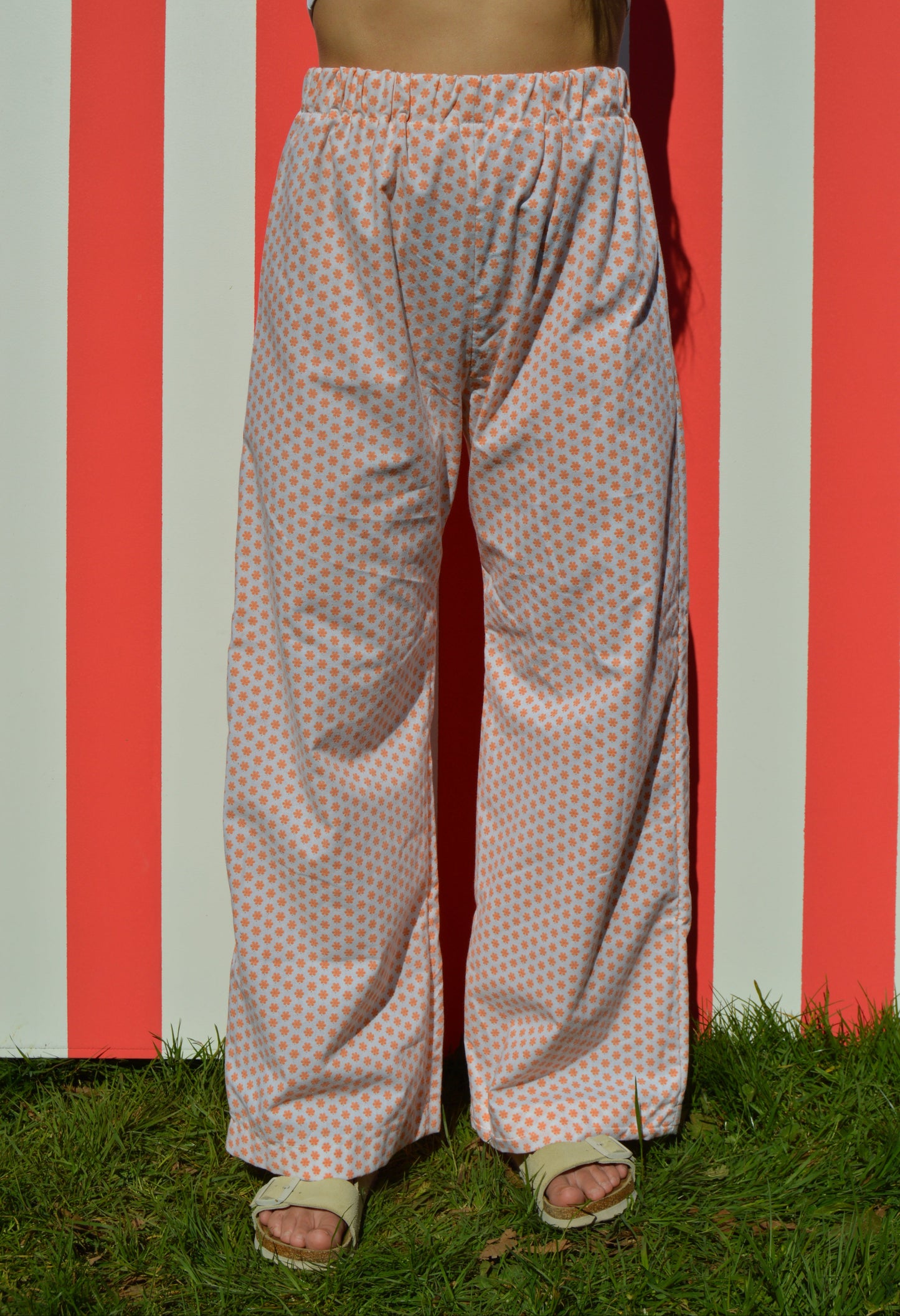 Pantalon fluide taille élastiquée en tissu fleuri vintage, coupe droite, upcyclé en France.