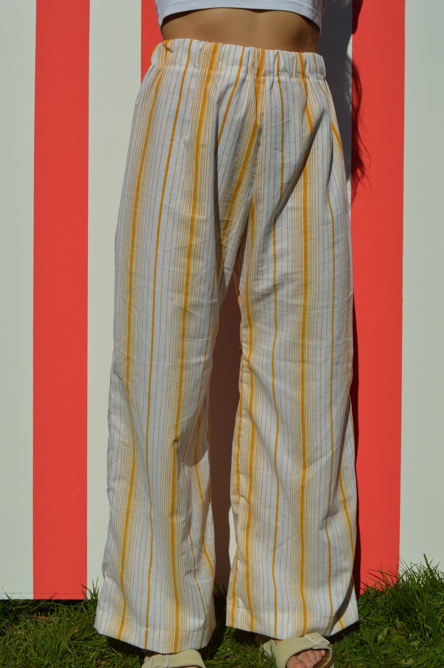 Pantalon fluide taille élastiquée en tissu rayé orange jaune , coupe droite, upcyclé en France.