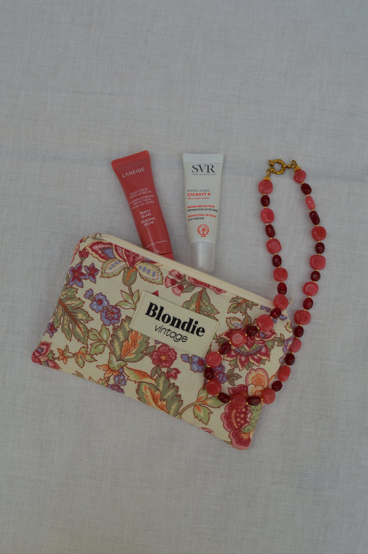 Mini pochette fleurie confectionnée à la main à partir d'un tissu vintage upcyclé