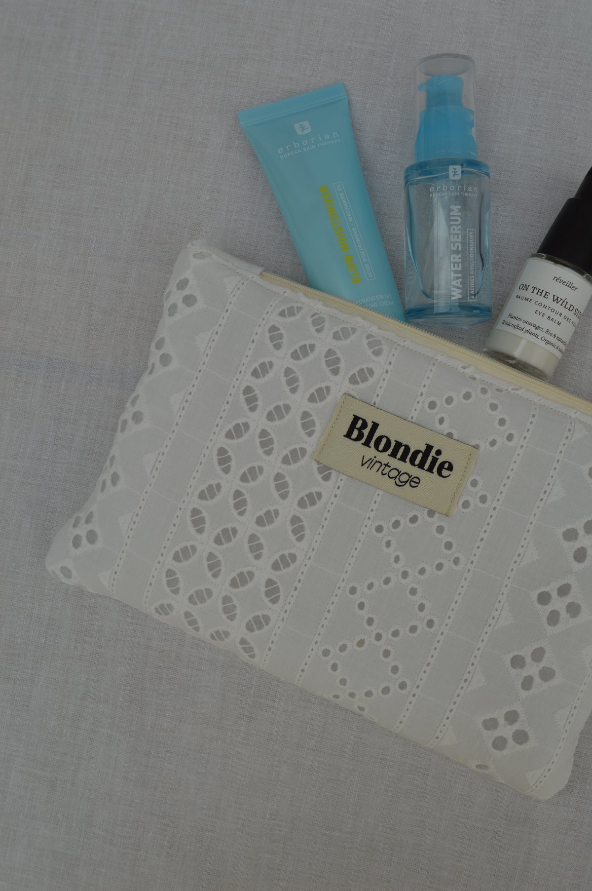 Pochette broderie anglaise confectionnée à la main à partir d'un tissu vintage upcyclé