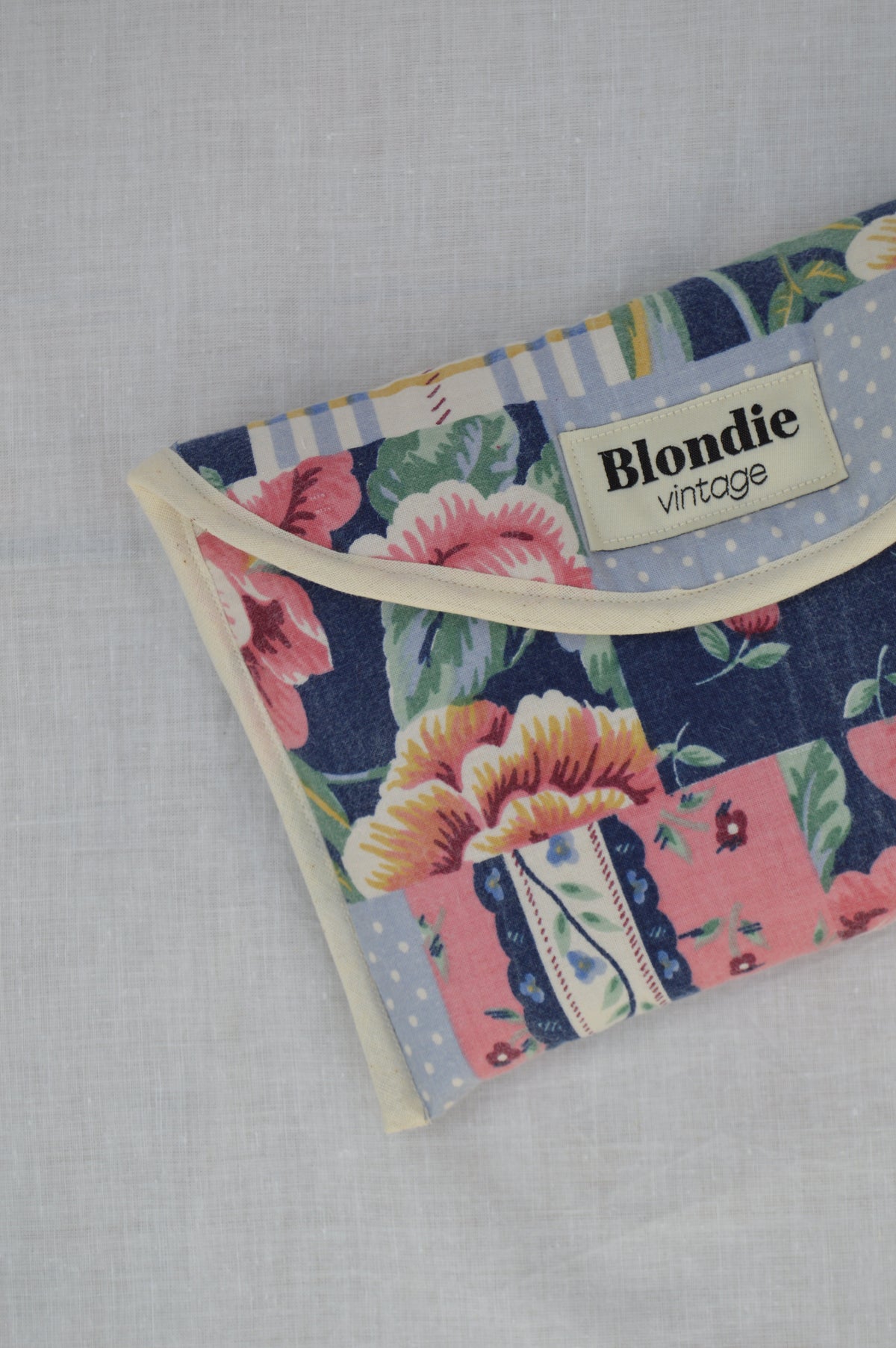 Housse lisseuse patchwork fabriquée à partir de tissus vintage à la main avec biais coloré