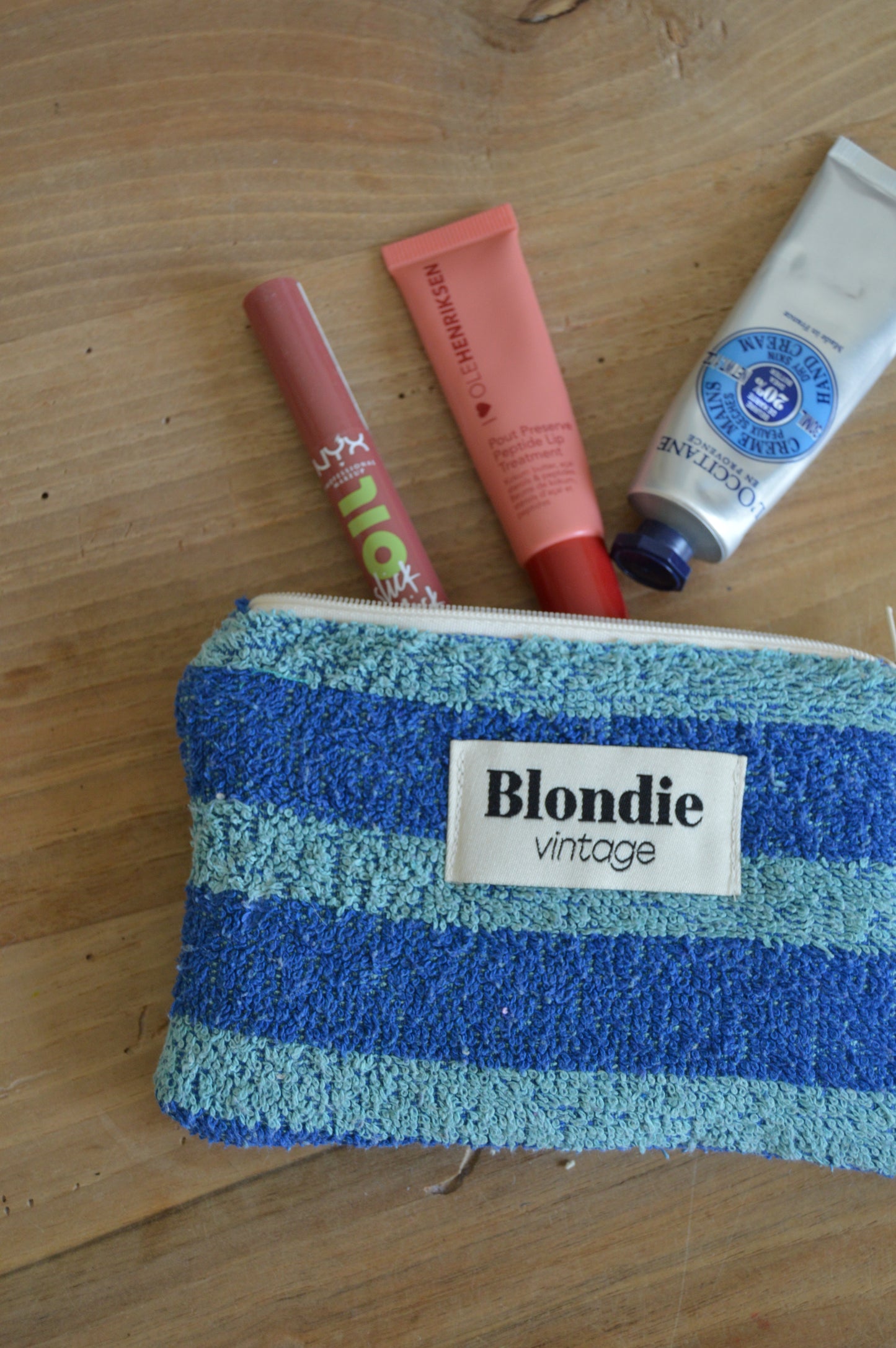 mini pochette, portefeuille, porte carte en éponge bleu fabriquée à partir de serviette de bain vintage, mode durable et responsable