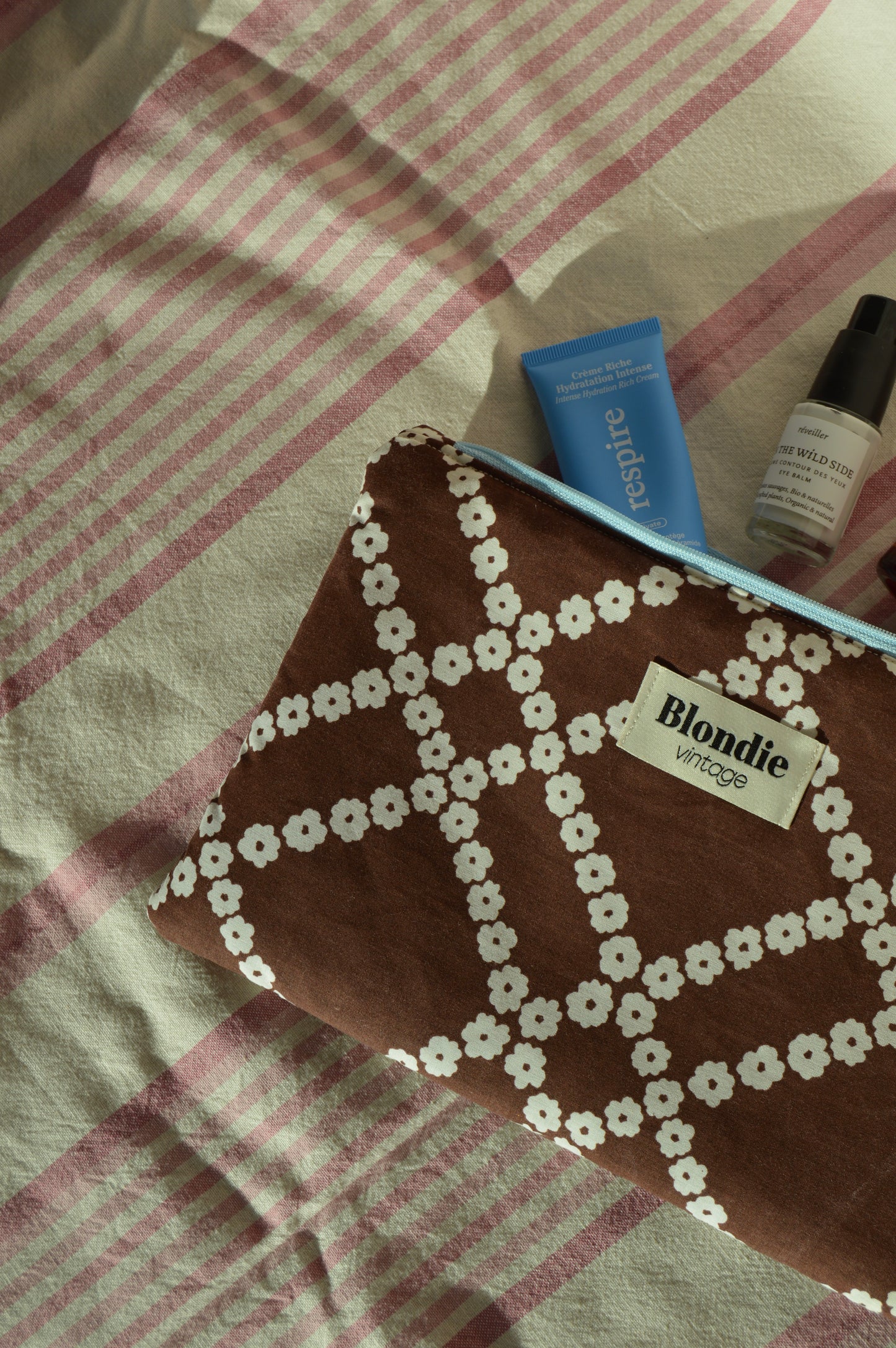 Pochette marron fabriqué à partir de taie de tissus vintage mode durable mode responsable fabriqué à la main