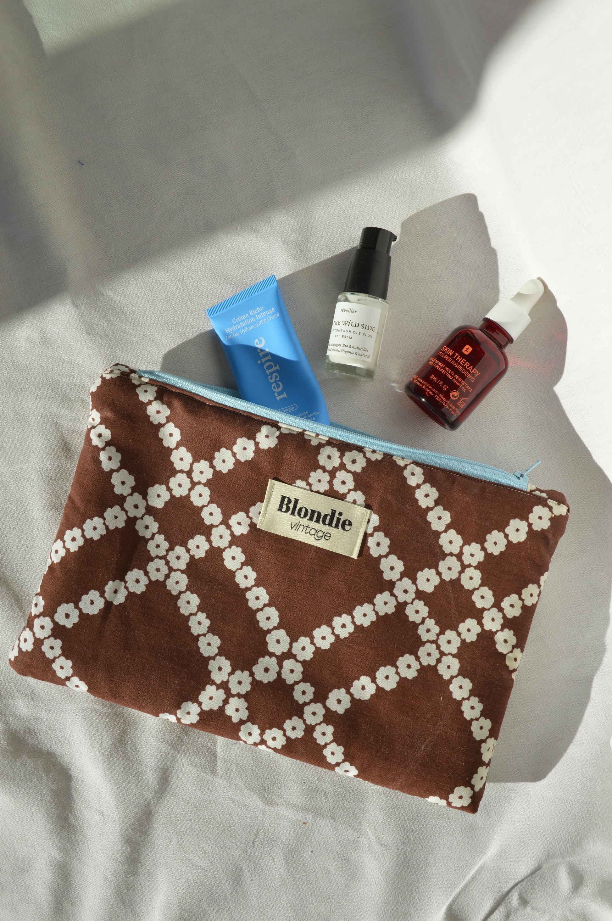 Pochette marron fabriqué à partir de taie de tissus vintage mode durable mode responsable fabriqué à la main 