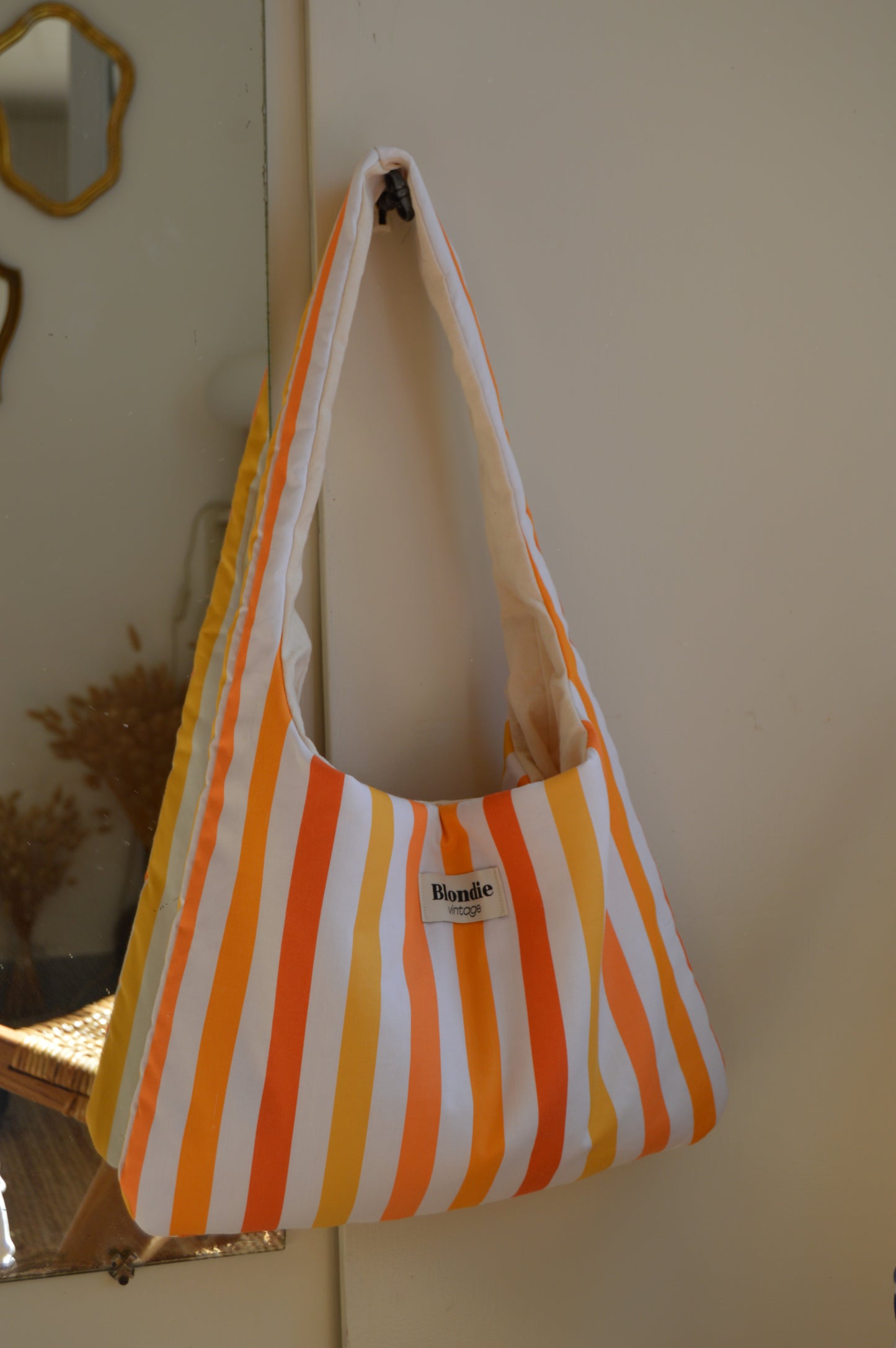 Sac boho raye orange fabriqué à partir de tissus vintage mode durable mode responsable fabriqué à la main 