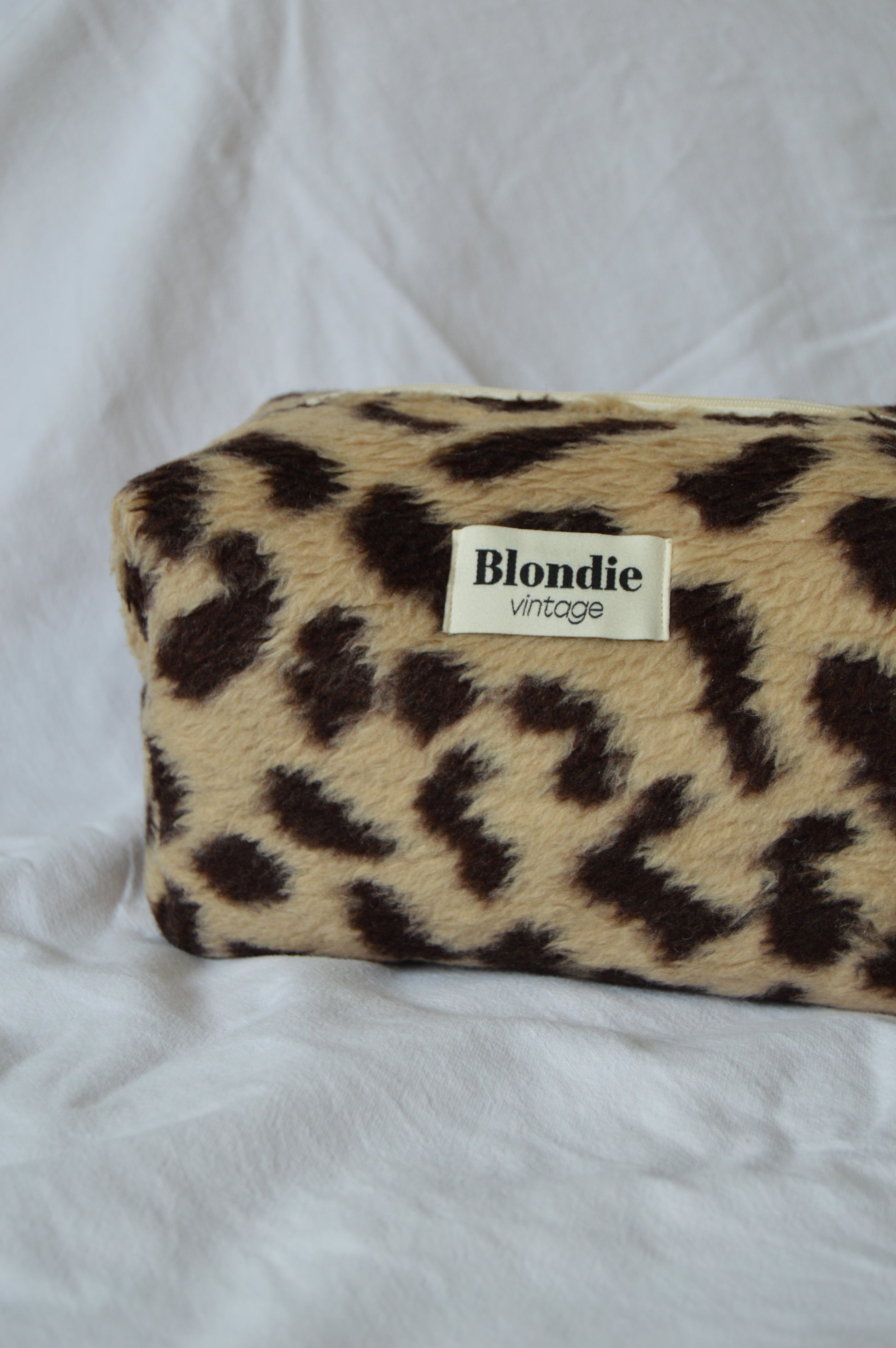 Trousse de toilette léopard fabriqué à partir de taie de tissus vintage mode durable mode responsable fabriqué à la main 