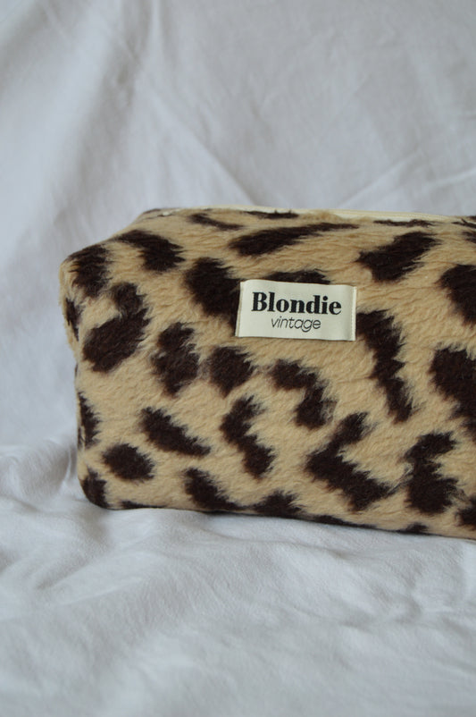 Trousse de toilette léopard fabriqué à partir de taie de tissus vintage mode durable mode responsable fabriqué à la main 