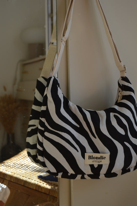Sac crossbody zebre vintage fabriqué à partir de tissus vintage mode durable mode responsable fabriqué à la main 