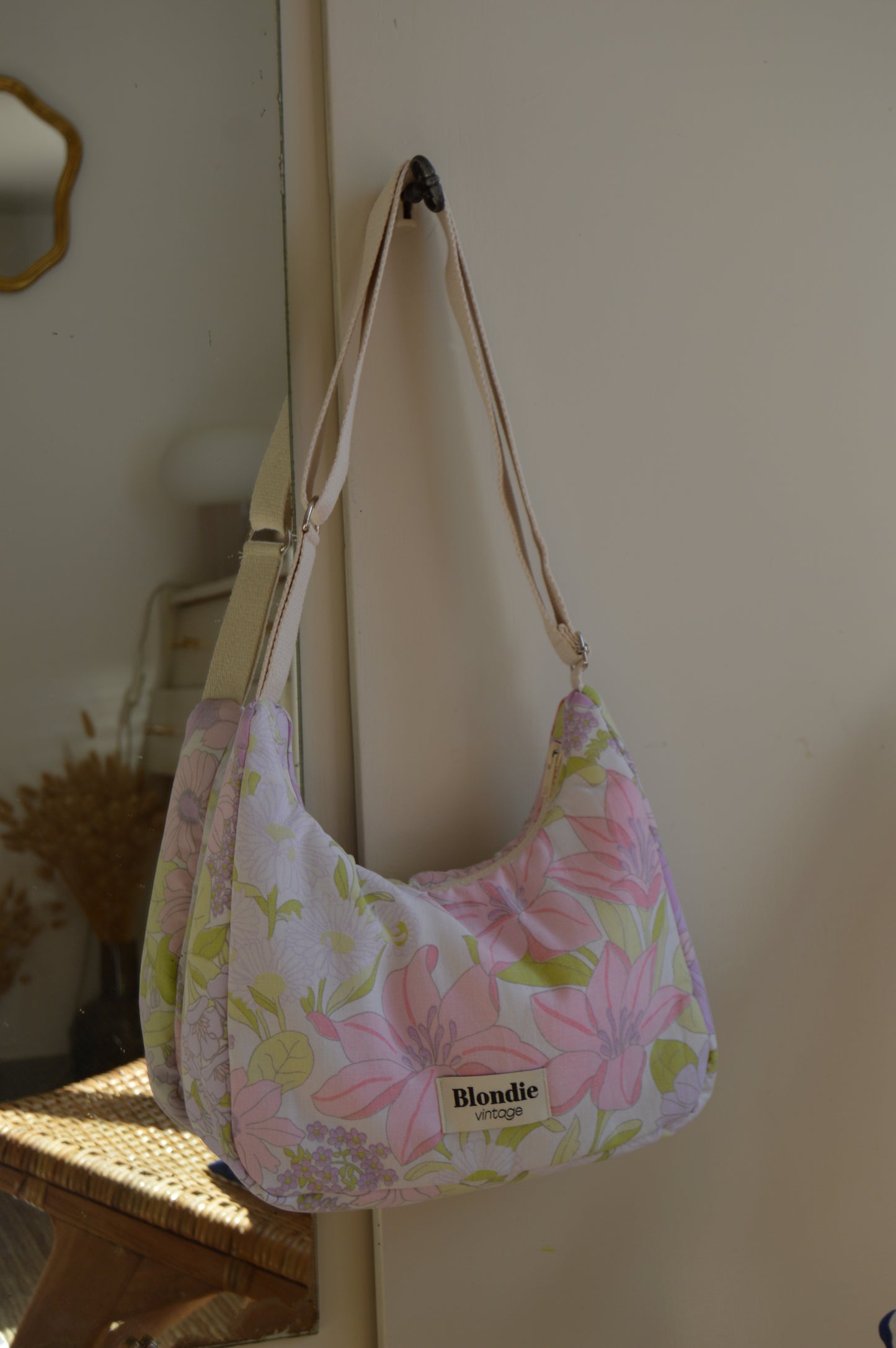 Sac crossbody fleuri fabriqué à partir de tissus vintage mode durable mode responsable fabriqué à la main 