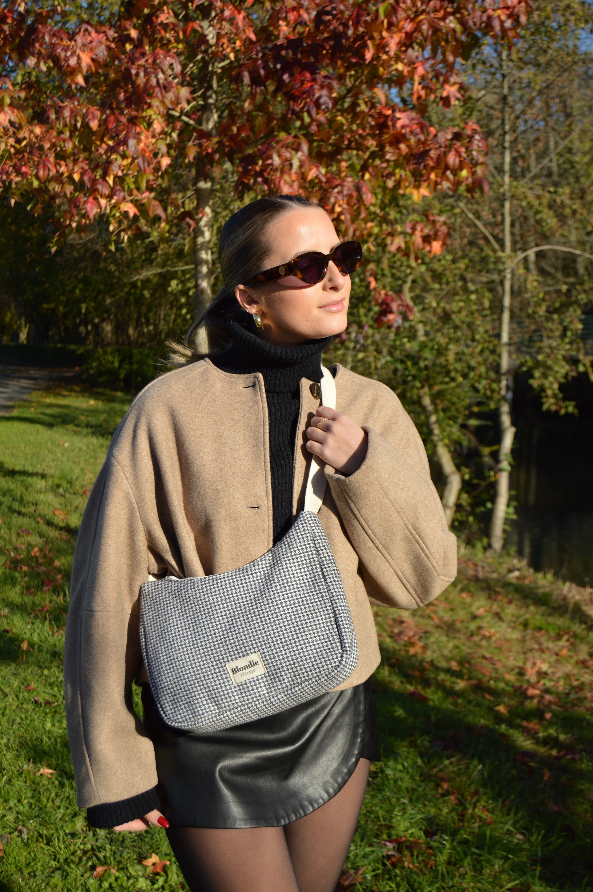 Sac crossbody pied de poule gris fabriqué à partir de tissus vintage mode durable mode responsable fabriqué à la main 