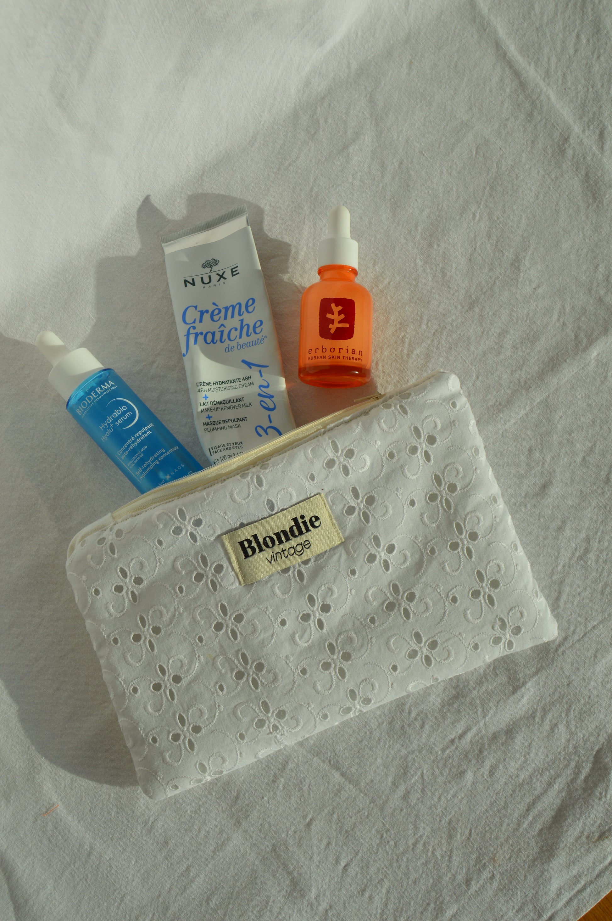 Pochette broderie anglaise fabriqué à partir de tissus vintage mode durable mode responsable fabriqué à la main 