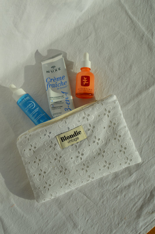 Pochette broderie anglaise fabriqué à partir de tissus vintage mode durable mode responsable fabriqué à la main 