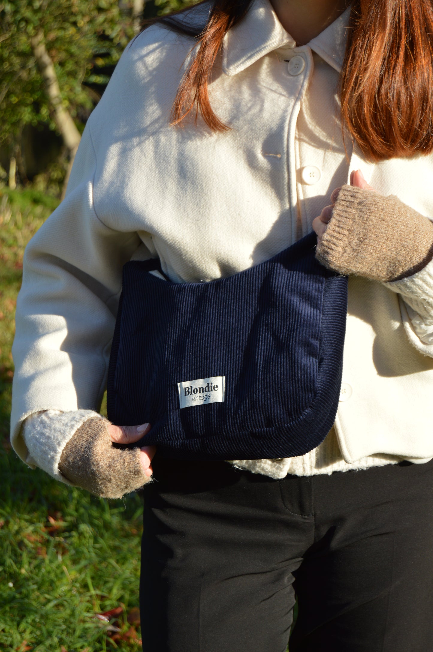 Sac crossbody velours bleu fabriqué à partir de tissus vintage mode durable mode responsable fabriqué à la main 