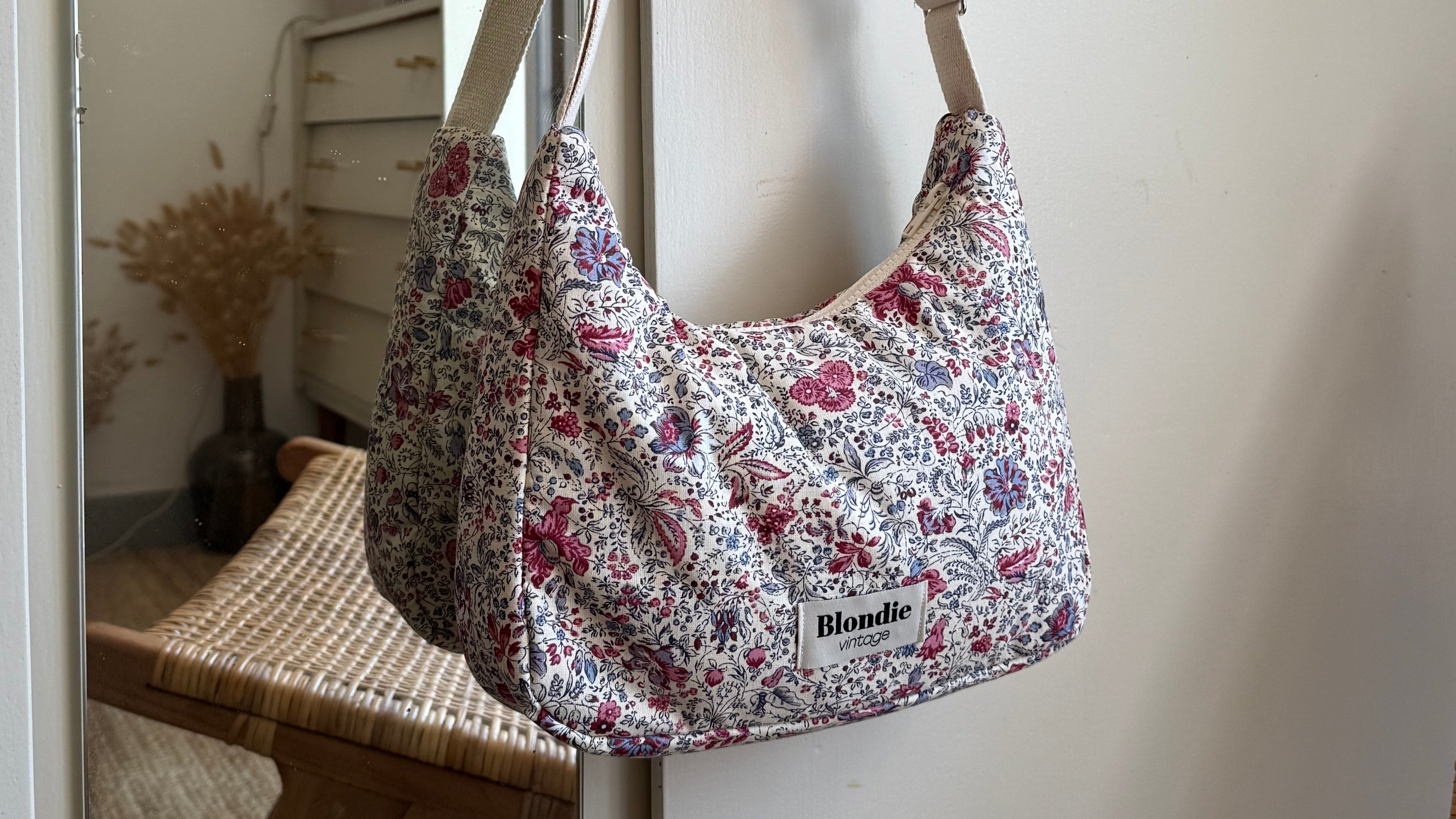 Sac crossbody fleuri rose fabriqué à partir de tissus vintage mode durable mode responsable fabriqué à la main 