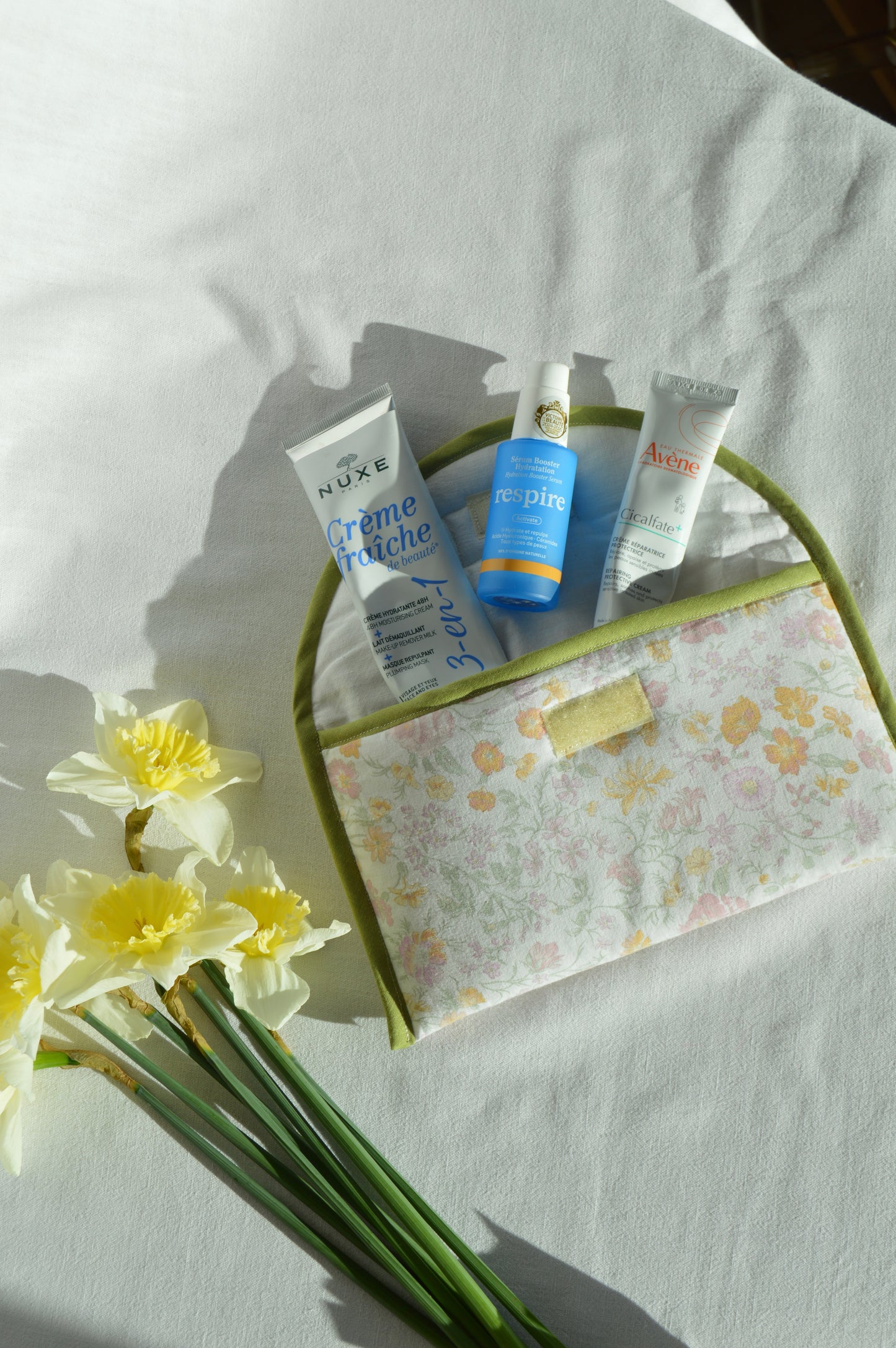 pochette nomade fabriquée à partir de tissus vintage à la main avec biais coloré, parfait pour housse livre housse lisseuse ou soin