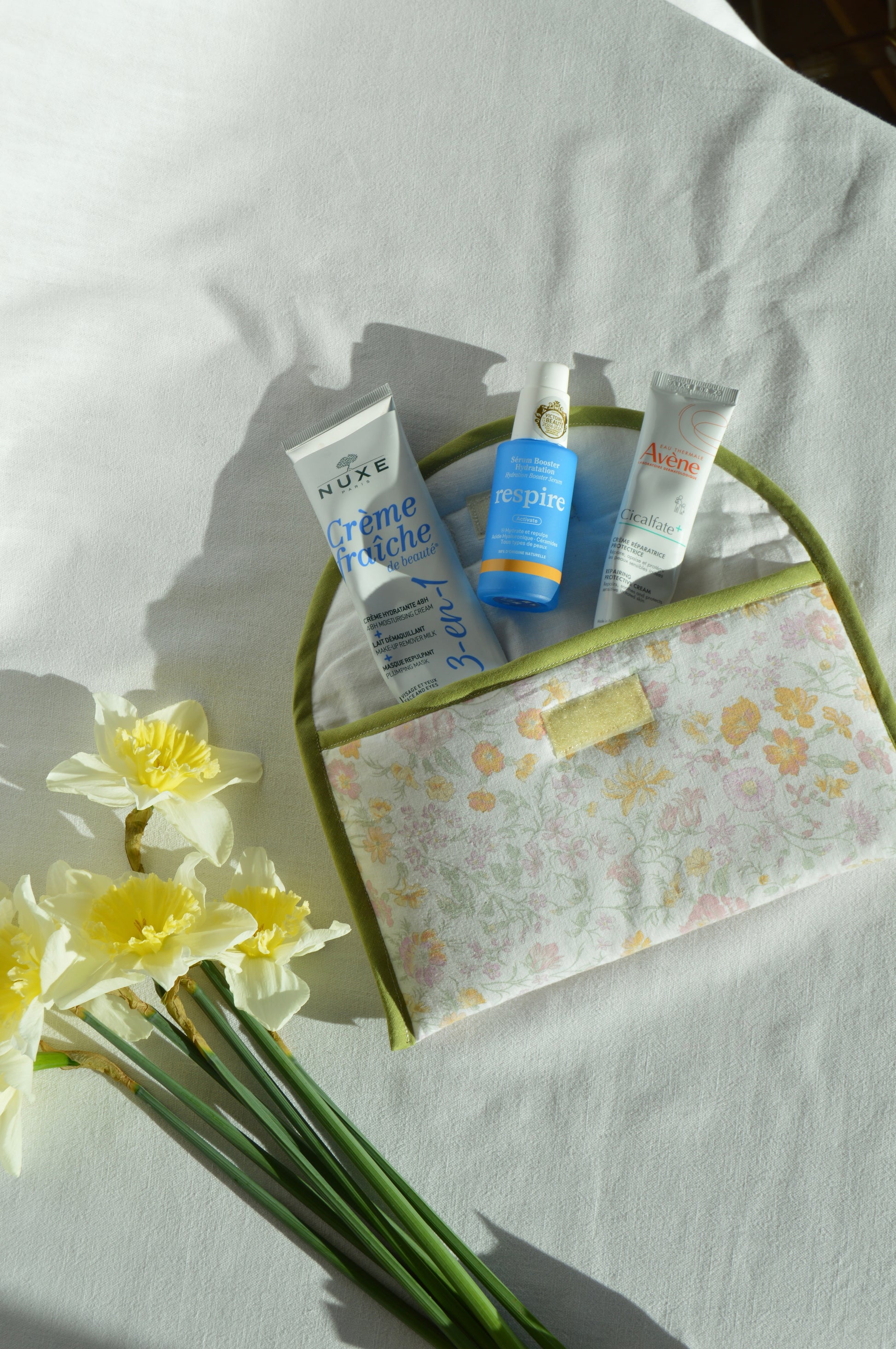 pochette nomade fabriquée à partir de tissus vintage à la main avec biais coloré, parfait pour housse livre housse lisseuse ou soin