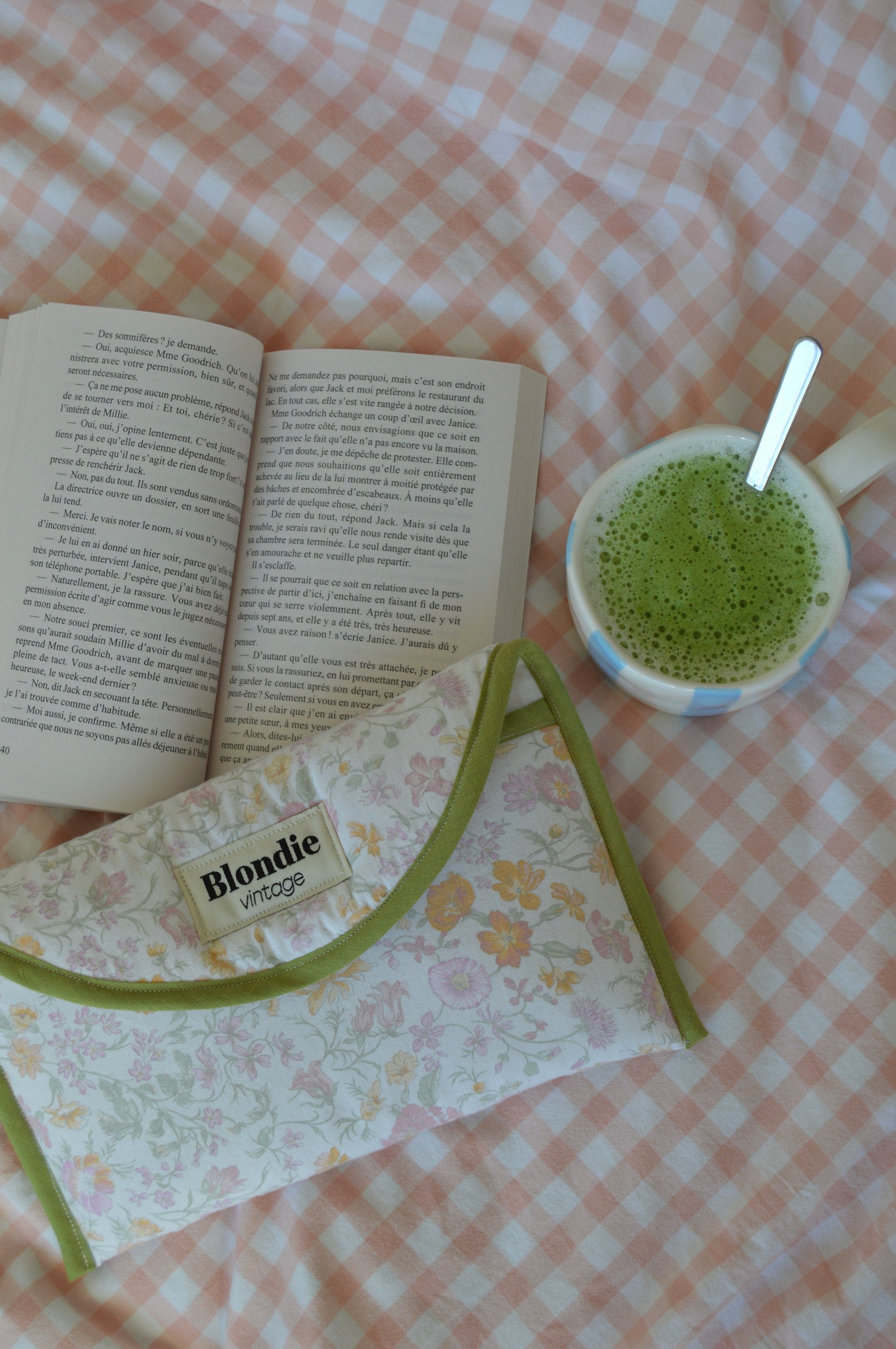 pochette nomade fabriquée à partir de tissus vintage à la main avec biais coloré, parfait pour housse livre housse lisseuse ou soin