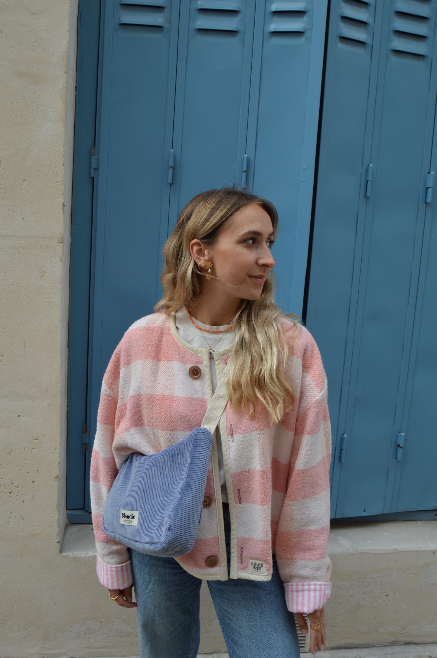 Sac crossbody velours bleu fabriqué à partir de tissus vintage mode durable mode responsable fabriqué à la main 