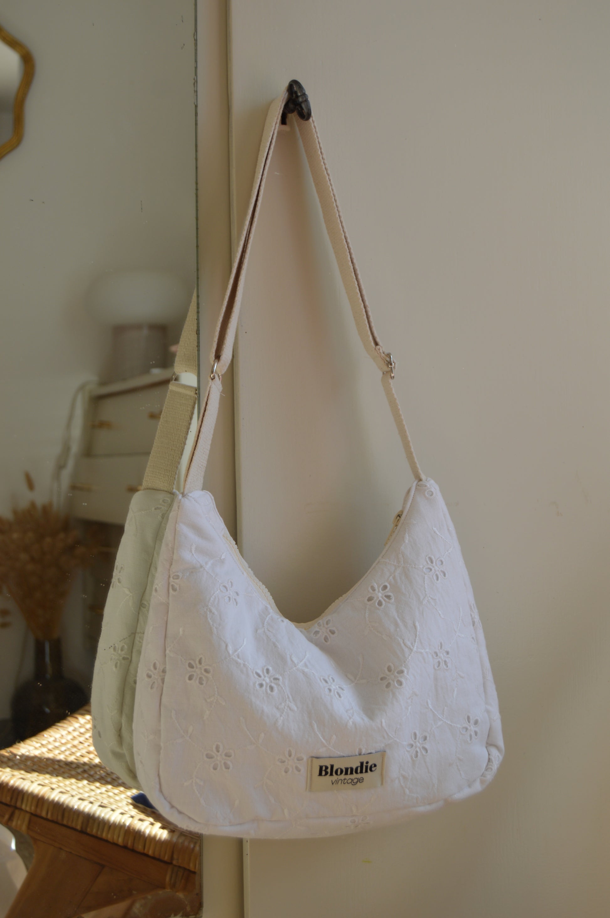 Sac crossbody broderie anglaise fabriqué à partir de tissus vintage mode durable mode responsable fabriqué à la main 
