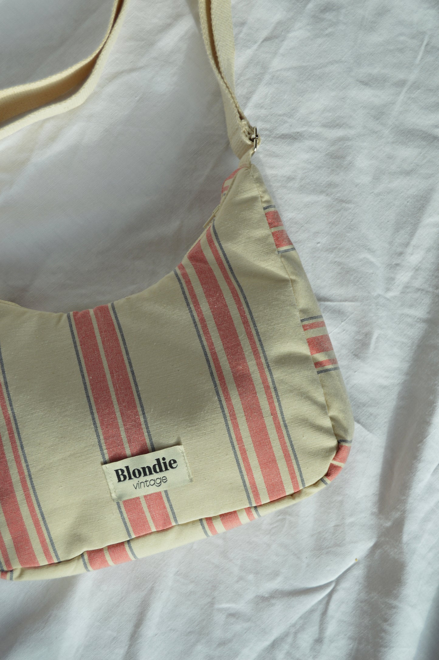 Sac crossbody rayé fabriqué à partir de tissus vintage mode durable mode responsable fabriqué à la main 