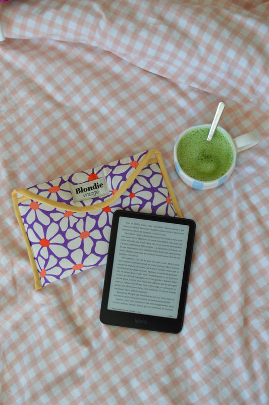 pochette nomade fabriquée à partir de tissus vintage à la main avec biais coloré, parfait pour housse livre housse lisseuse ou soin