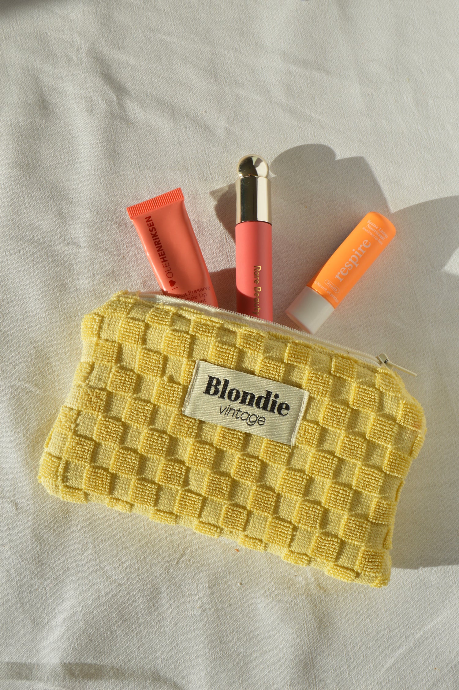 mini pochette, portefeuille, porte carte en éponge jaune fabriquée à partir de serviette de bain vintage, mode durable et responsable 