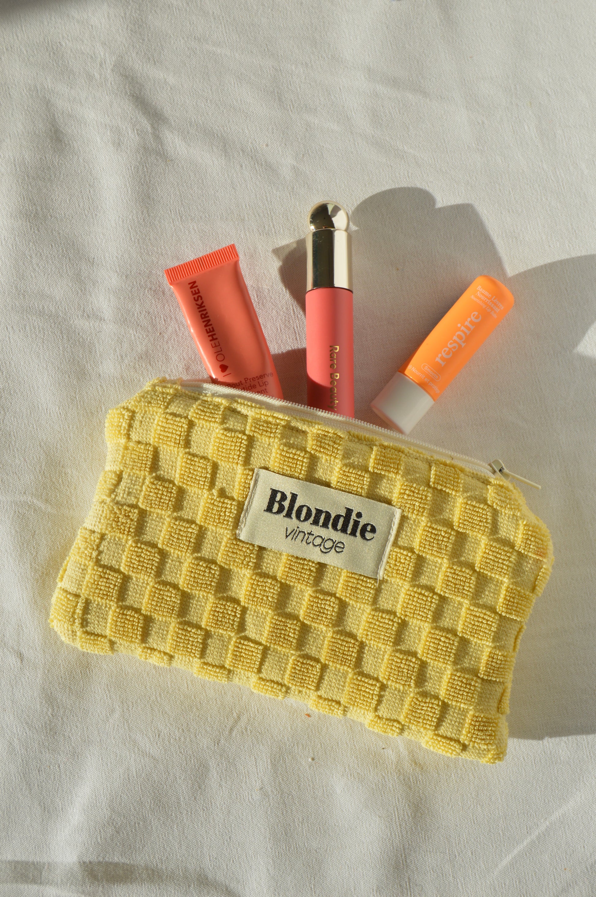 mini pochette, portefeuille, porte carte en éponge jaune fabriquée à partir de serviette de bain vintage, mode durable et responsable 