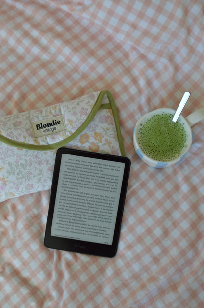 pochette nomade fabriquée à partir de tissus vintage à la main avec biais coloré, parfait pour housse livre housse lisseuse ou soin