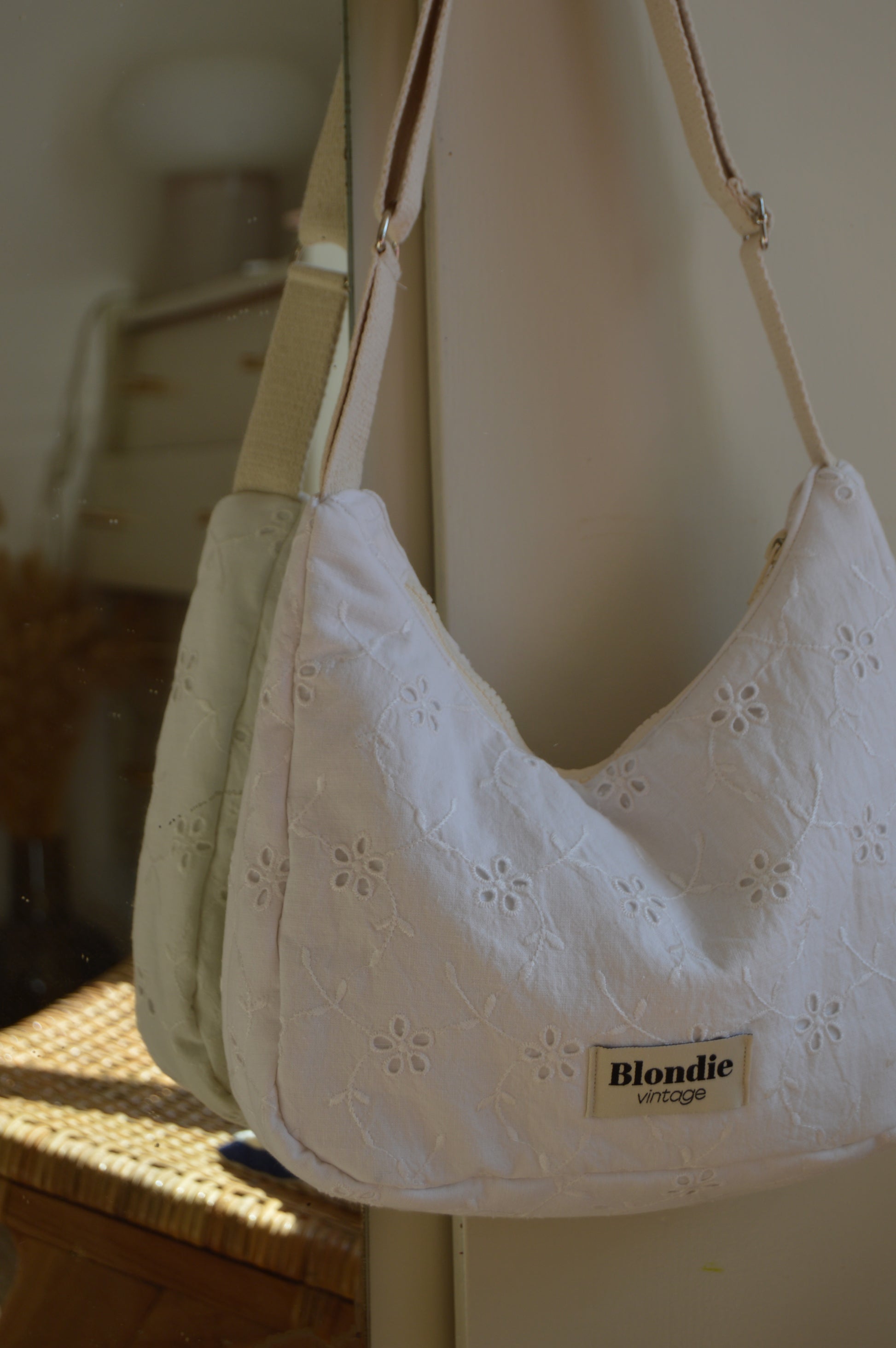 Sac crossbody broderie anglaise fabriqué à partir de tissus vintage mode durable mode responsable fabriqué à la main 