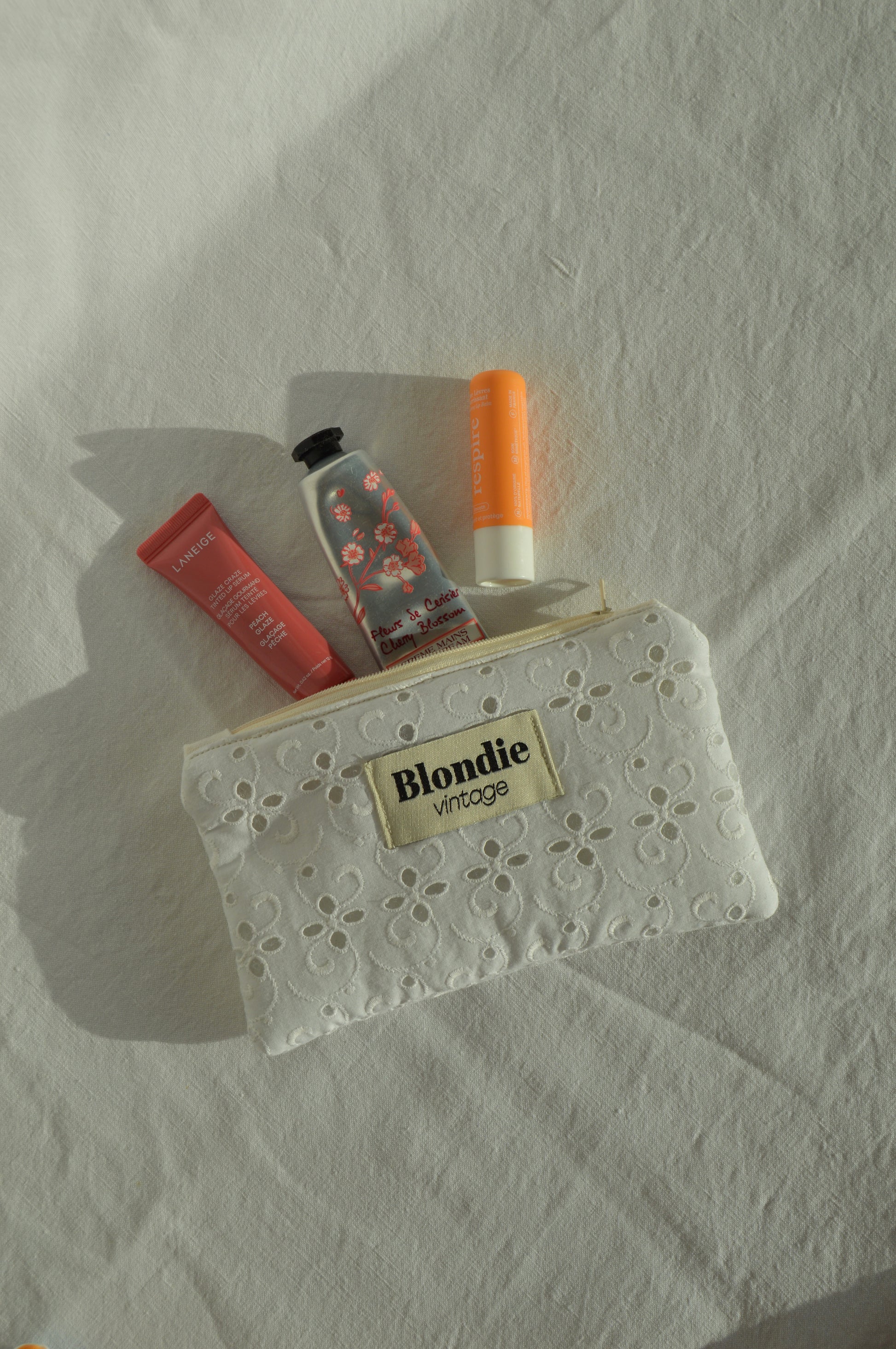 Mini Pochette broderie anglaise fabriqué à partir de tissus vintage mode durable mode responsable fabriqué à la main 