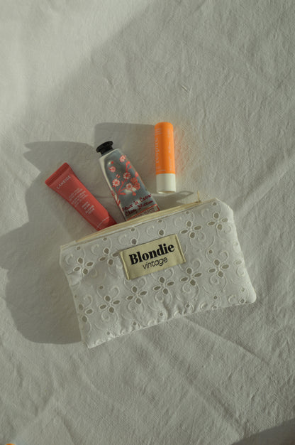 Mini Pochette broderie anglaise fabriqué à partir de tissus vintage mode durable mode responsable fabriqué à la main 