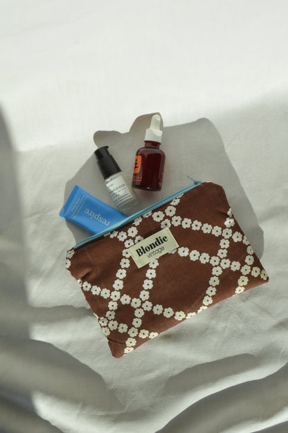 Pochette marron fabriqué à partir de taie de tissus vintage mode durable mode responsable fabriqué à la main 