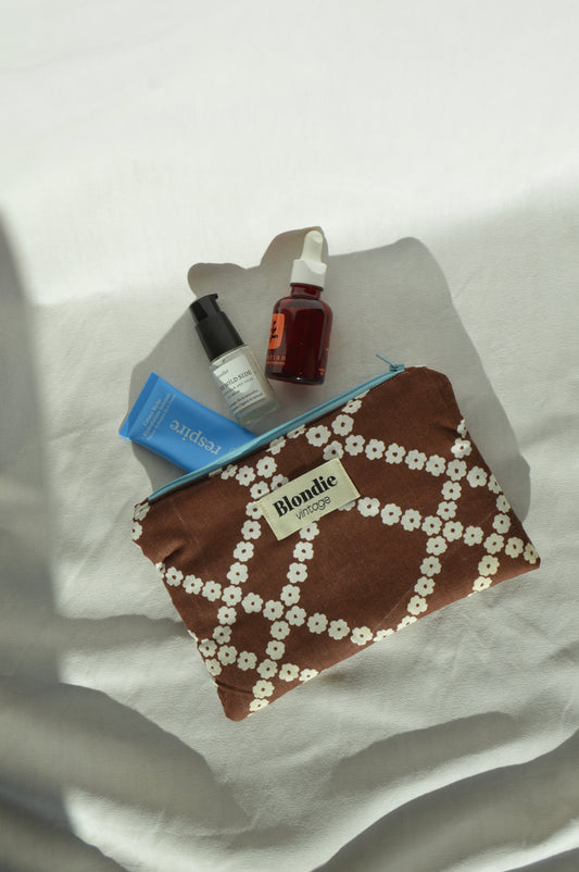 Pochette marron fabriqué à partir de taie de tissus vintage mode durable mode responsable fabriqué à la main 