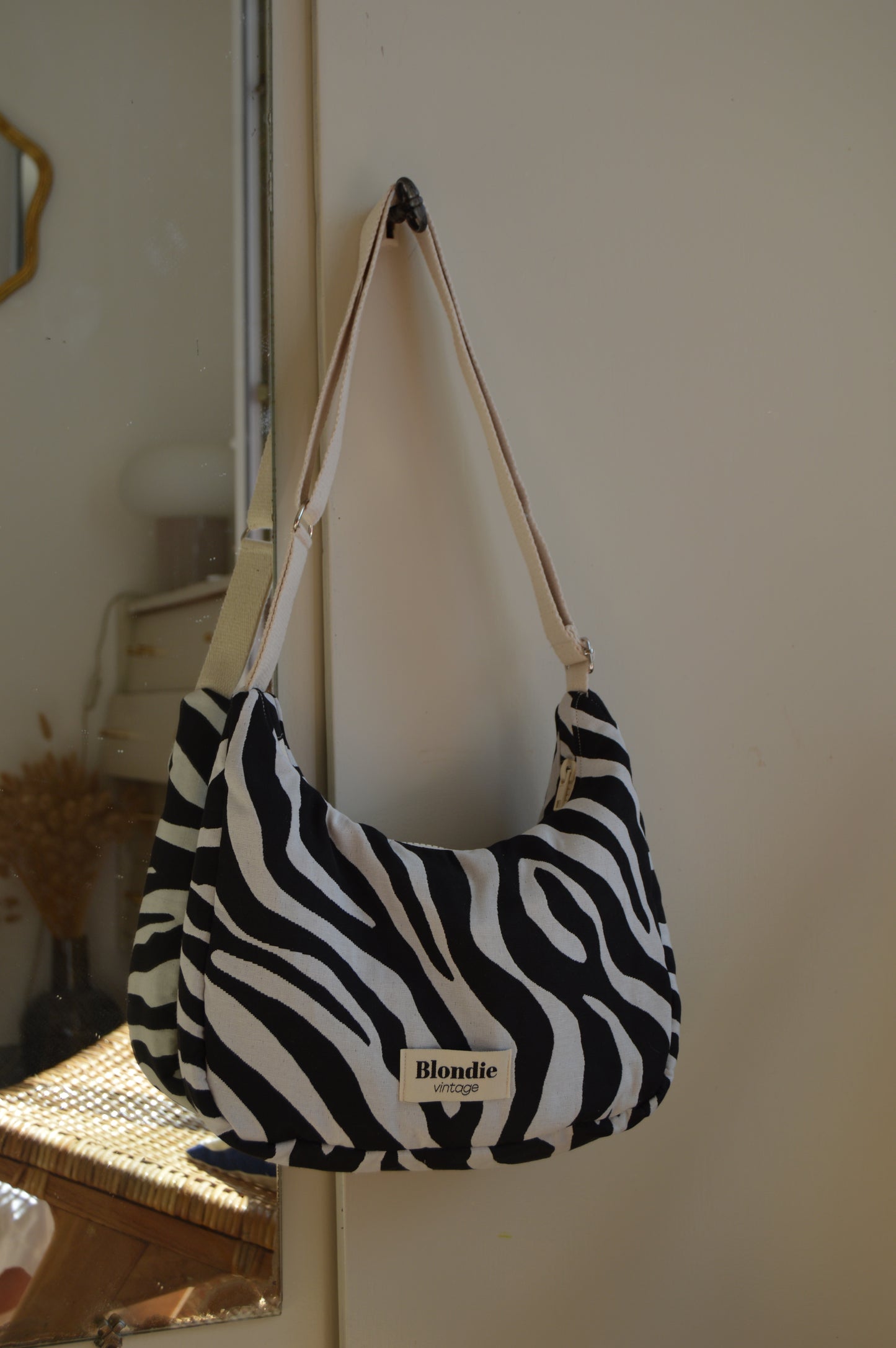 Sac crossbody zebre vintage fabriqué à partir de tissus vintage mode durable mode responsable fabriqué à la main 