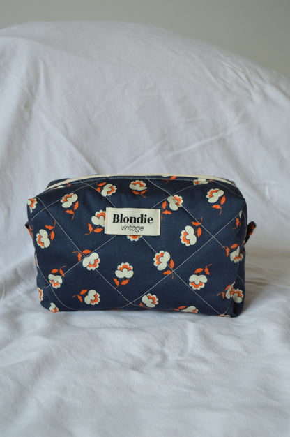 Trousse de toilette fleurie bleu fabriqué à partir de taie de tissus vintage mode durable mode responsable fabriqué à la main 