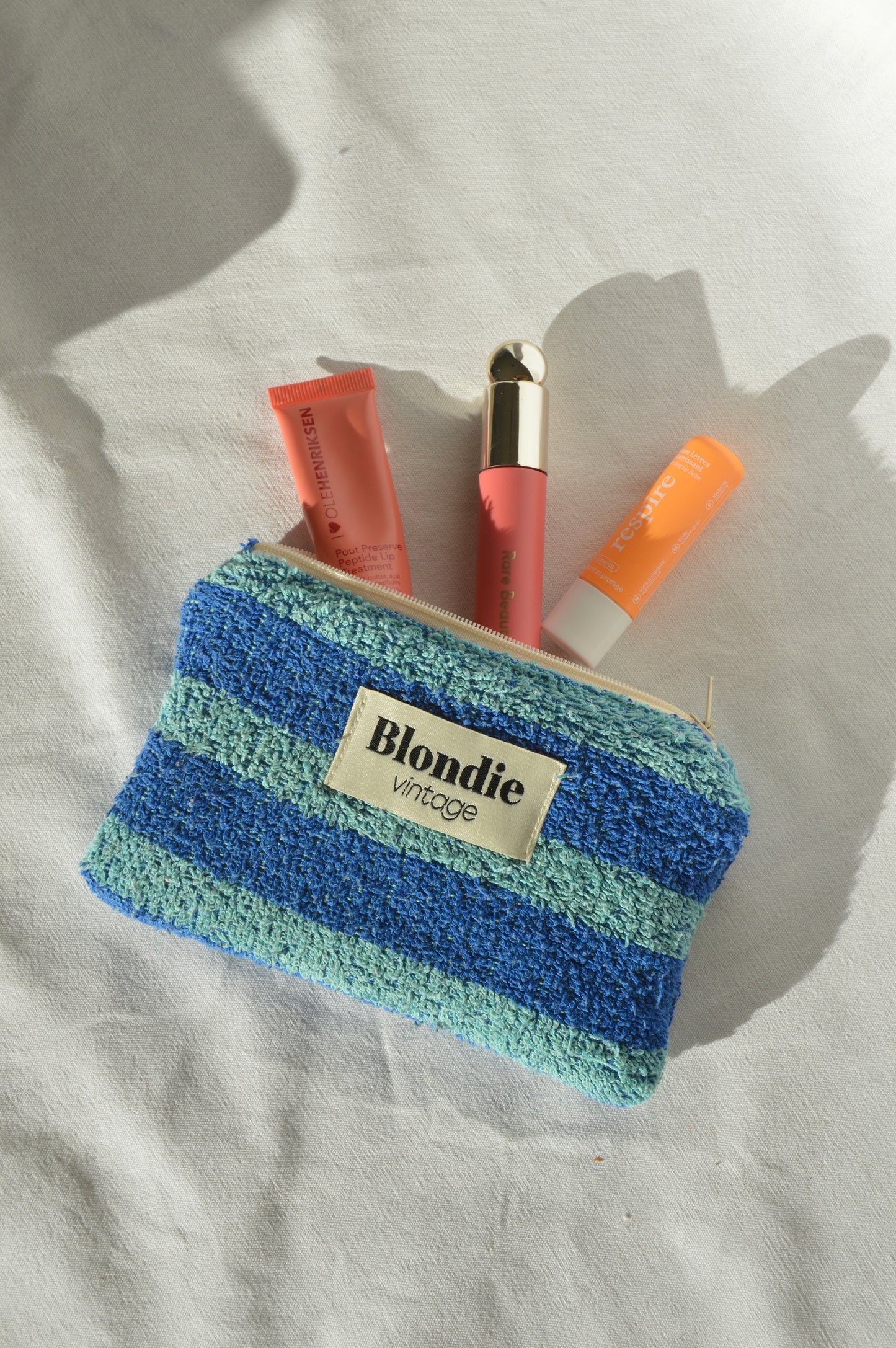 mini pochette, portefeuille, porte carte en éponge rose fabriquée à partir de serviette de bain vintage, mode durable et responsable 