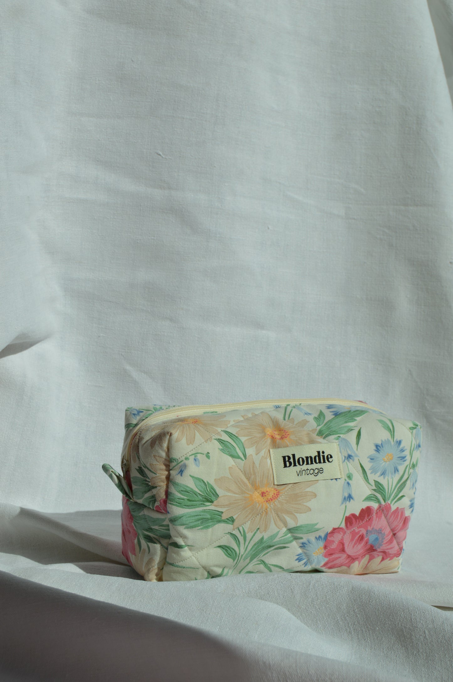 Trousse de toilette fleurie fabriqué à partir de taie de tissus vintage mode durable mode responsable fabriqué à la main 